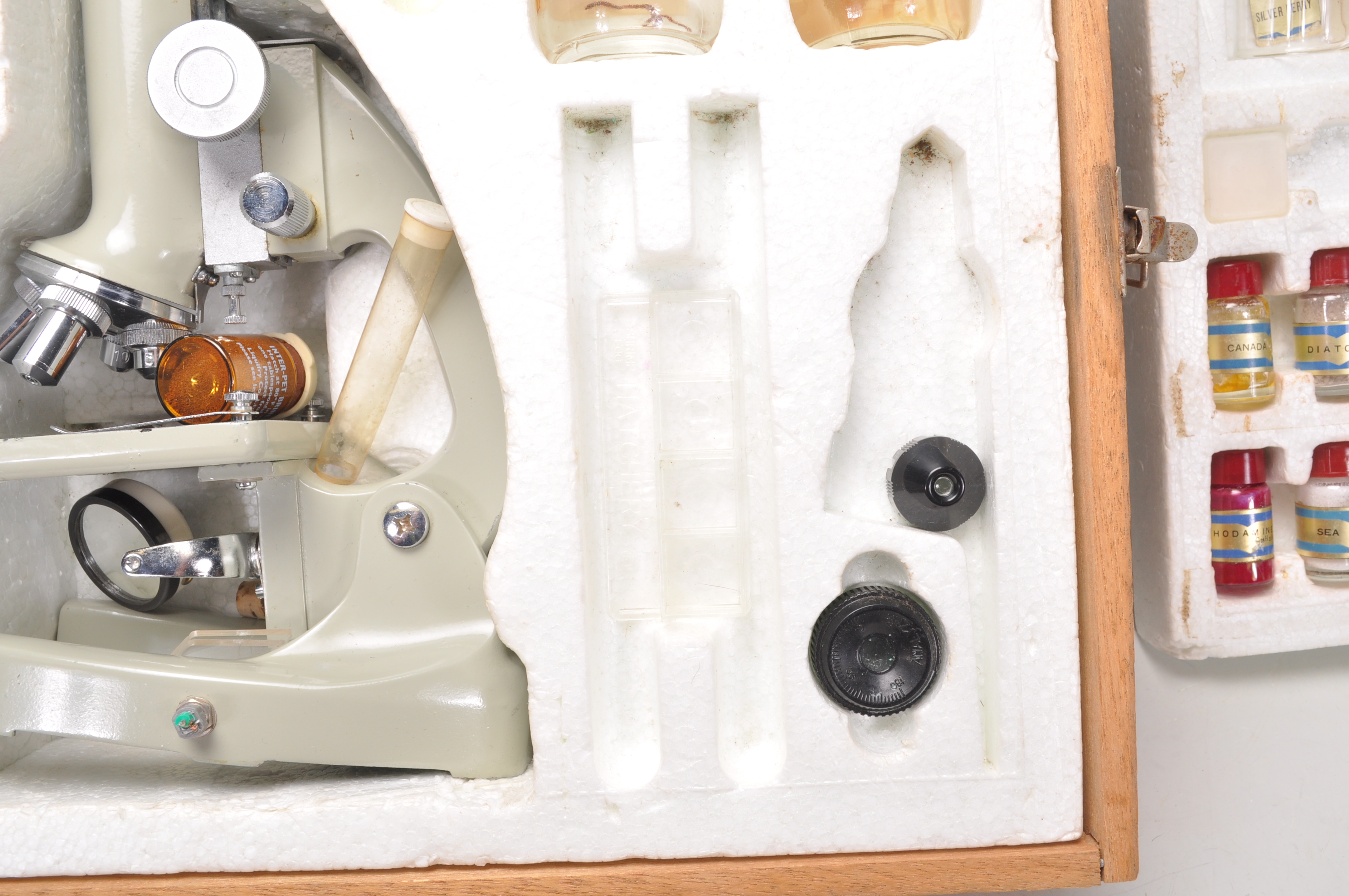 A vintage retro young Scientist microscope set complete with most accessories with preserved - Image 8 of 12