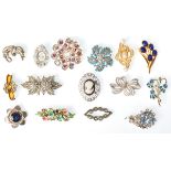 A group of fifteen good vintage 20th Century brooches to include white metal and marcasite