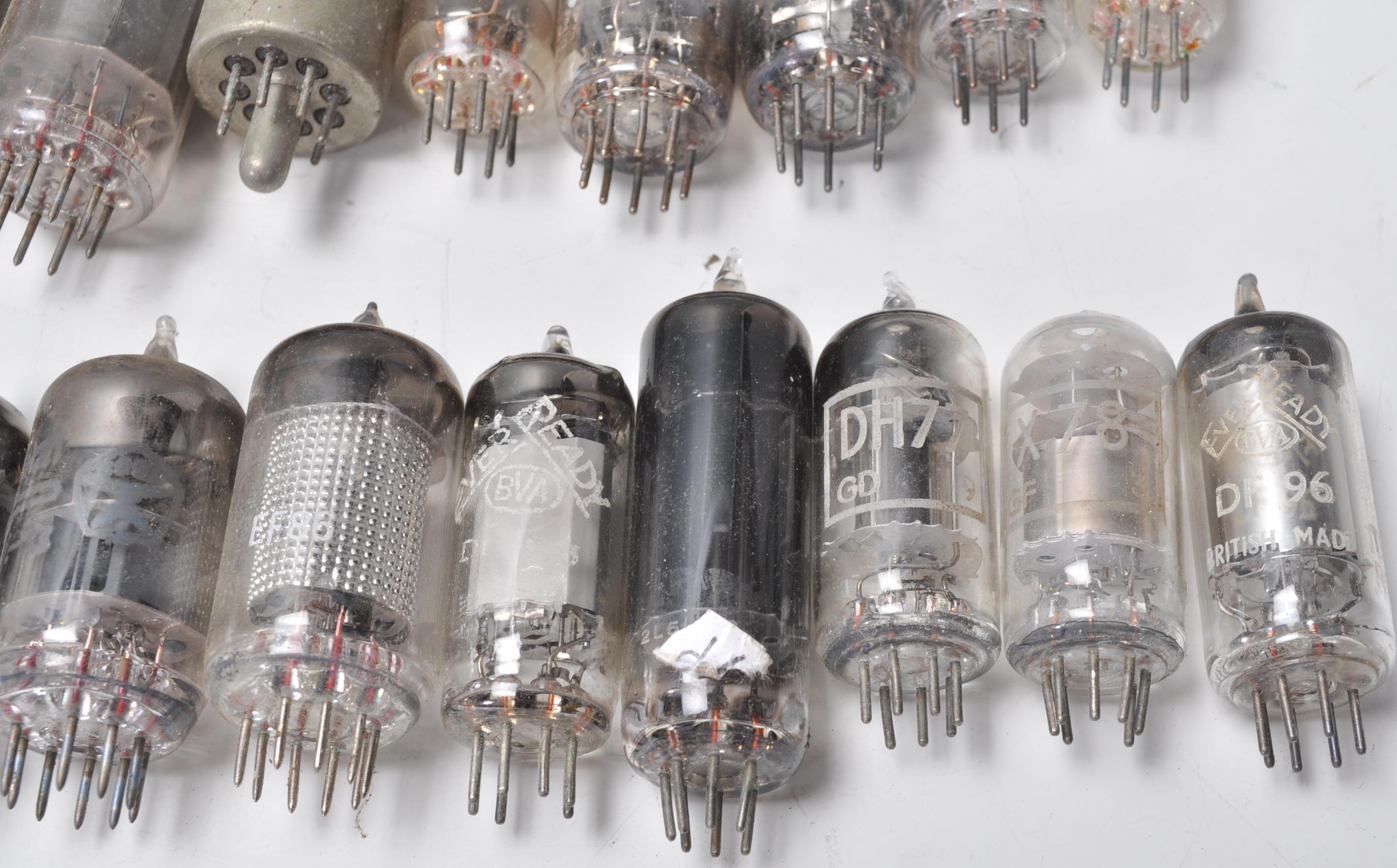 A collection of vintage mixed radio valves to include EC83, EZ81, Ediswate UCH42, Mullard EZ81 - Image 6 of 21