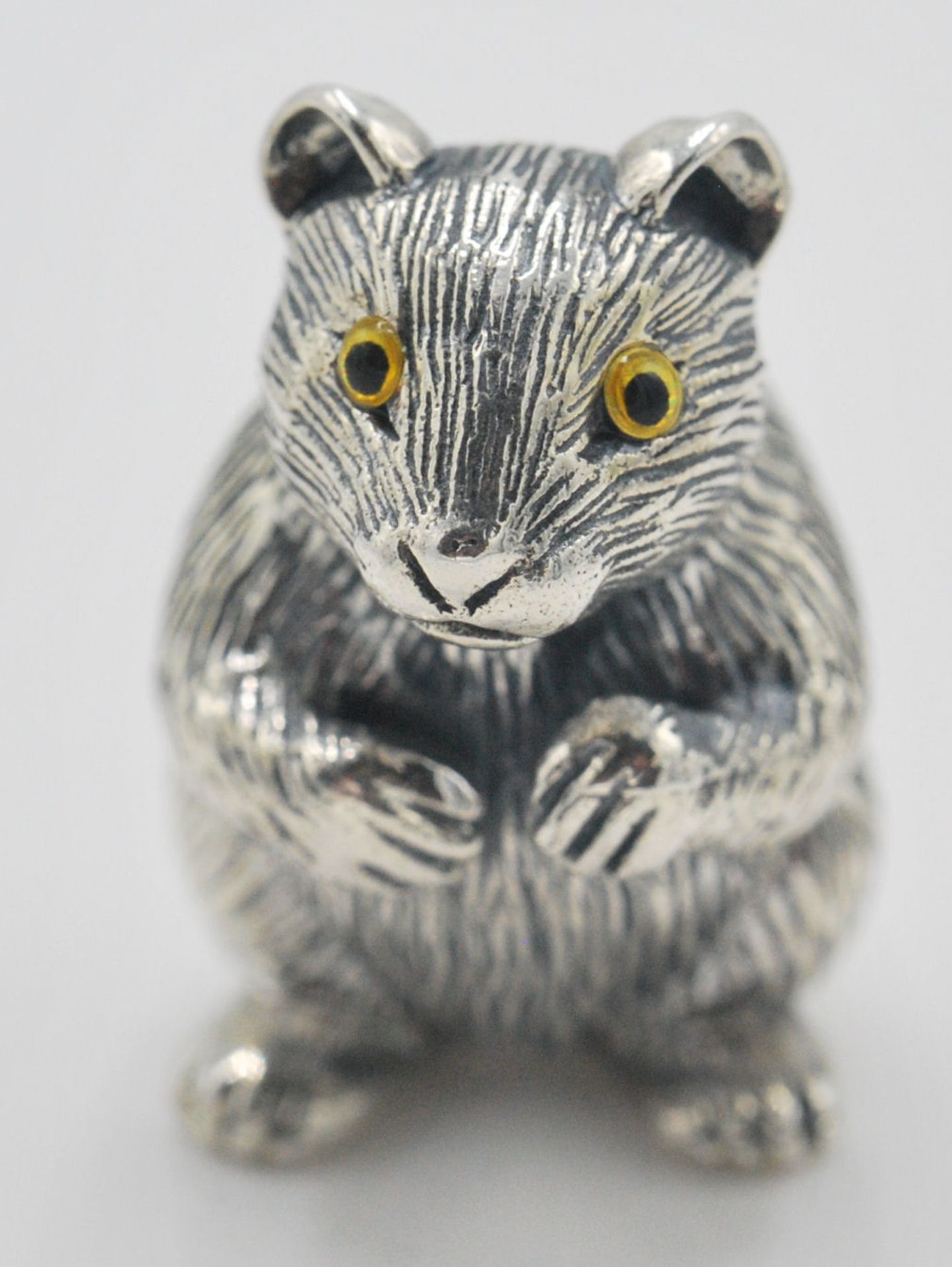 A stamped 925 silver pincushion in the form of a hamster with yellow glass eyes and a blue velvet - Bild 2 aus 6