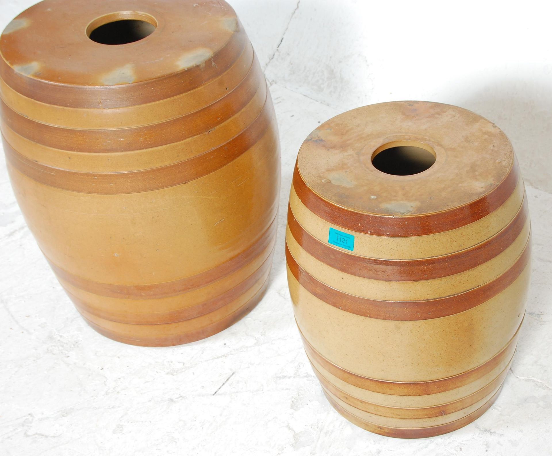 Two 19th Century Victoria antique stoneware wine barrels having brown glazed banded decoration. 50cm - Bild 4 aus 6