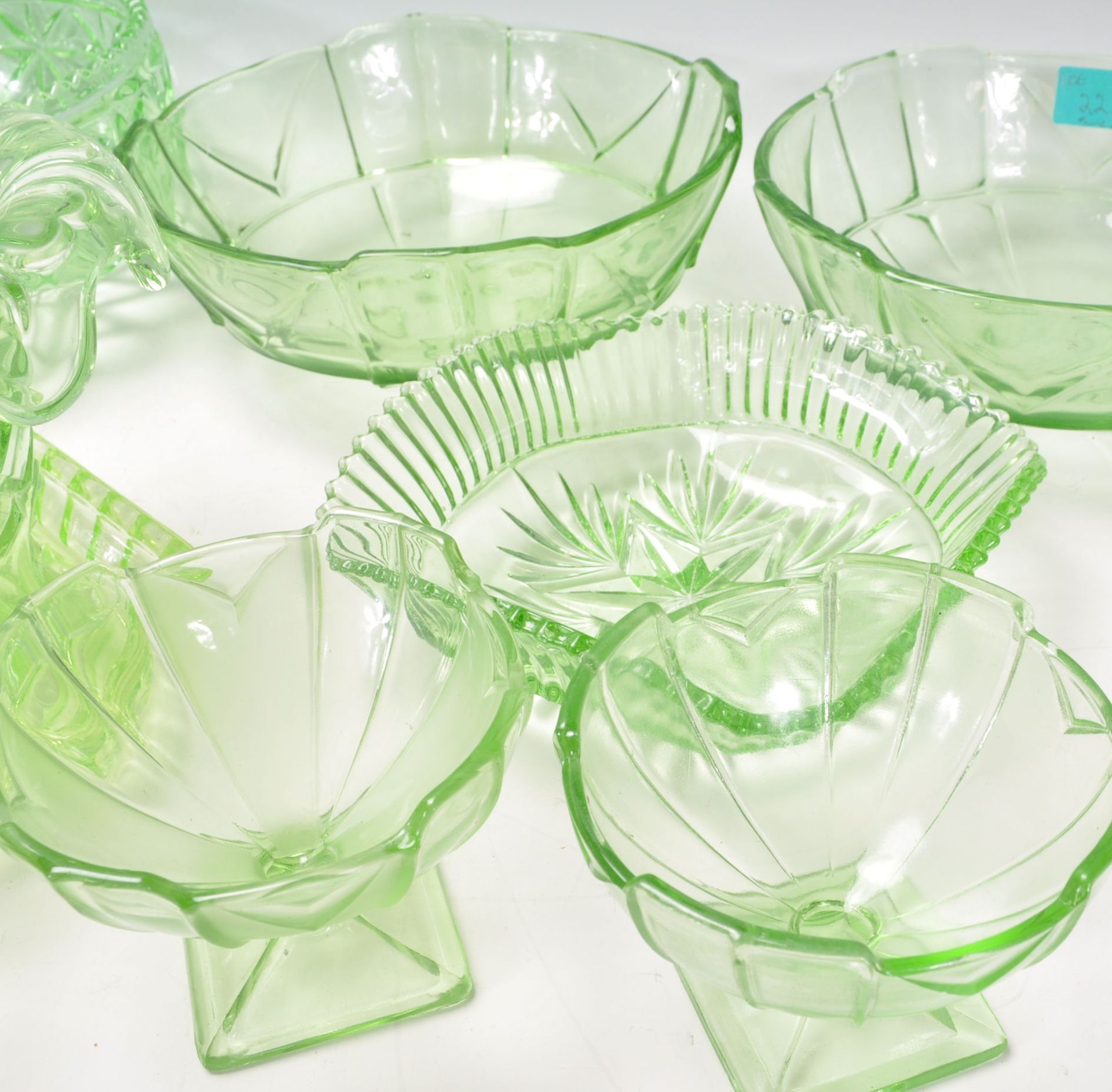 A group of early 20th Century Art Deco 1930's green uranium glass ware to include decorative vases - Bild 5 aus 8