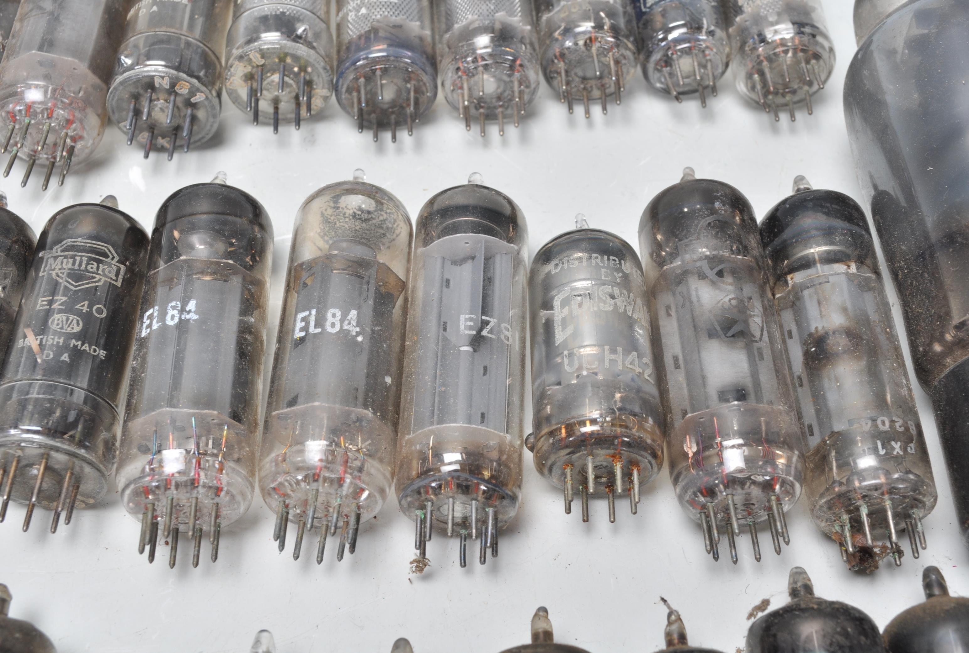 A collection of vintage mixed radio valves to include EC83, EZ81, Ediswate UCH42, Mullard EZ81 - Image 13 of 21