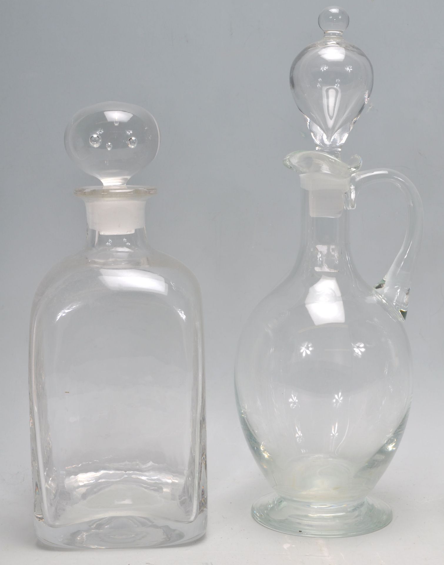 A mixed group of five glass decanters of various shapes and sizes to include a etched ships - Bild 2 aus 7