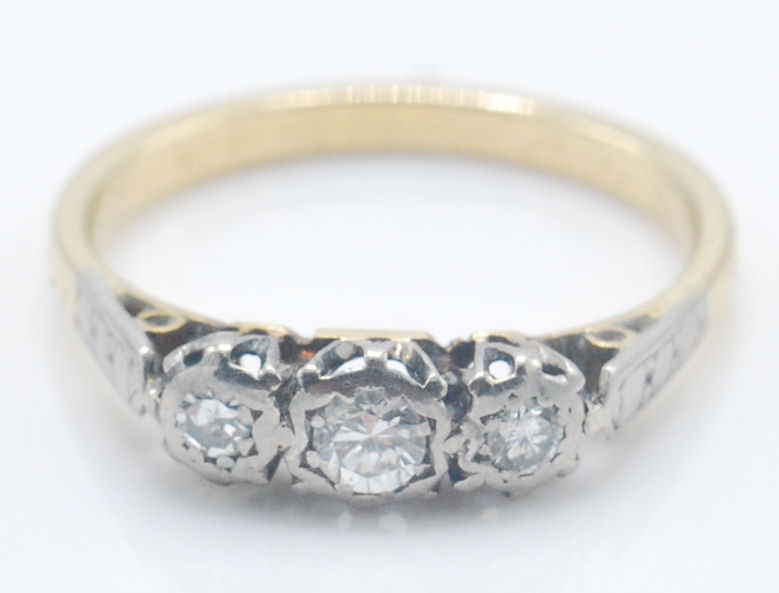 A vintage yellow gold three stone diamond ring having three round cut diamonds set into platinum - Image 2 of 5