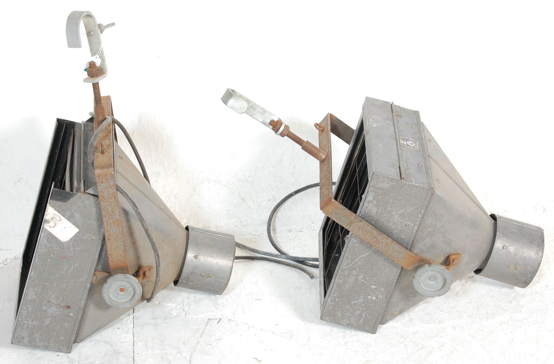 A good pair of large mid 20th century Industrial Strand Electric Theater Spot lights with - Bild 6 aus 8