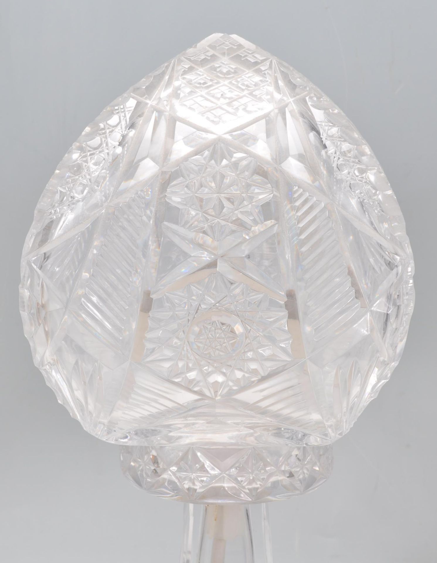 A fine 20th Century Edwardian cut crystal glass table / side lamp having a cut glass shade atop of a - Bild 4 aus 7