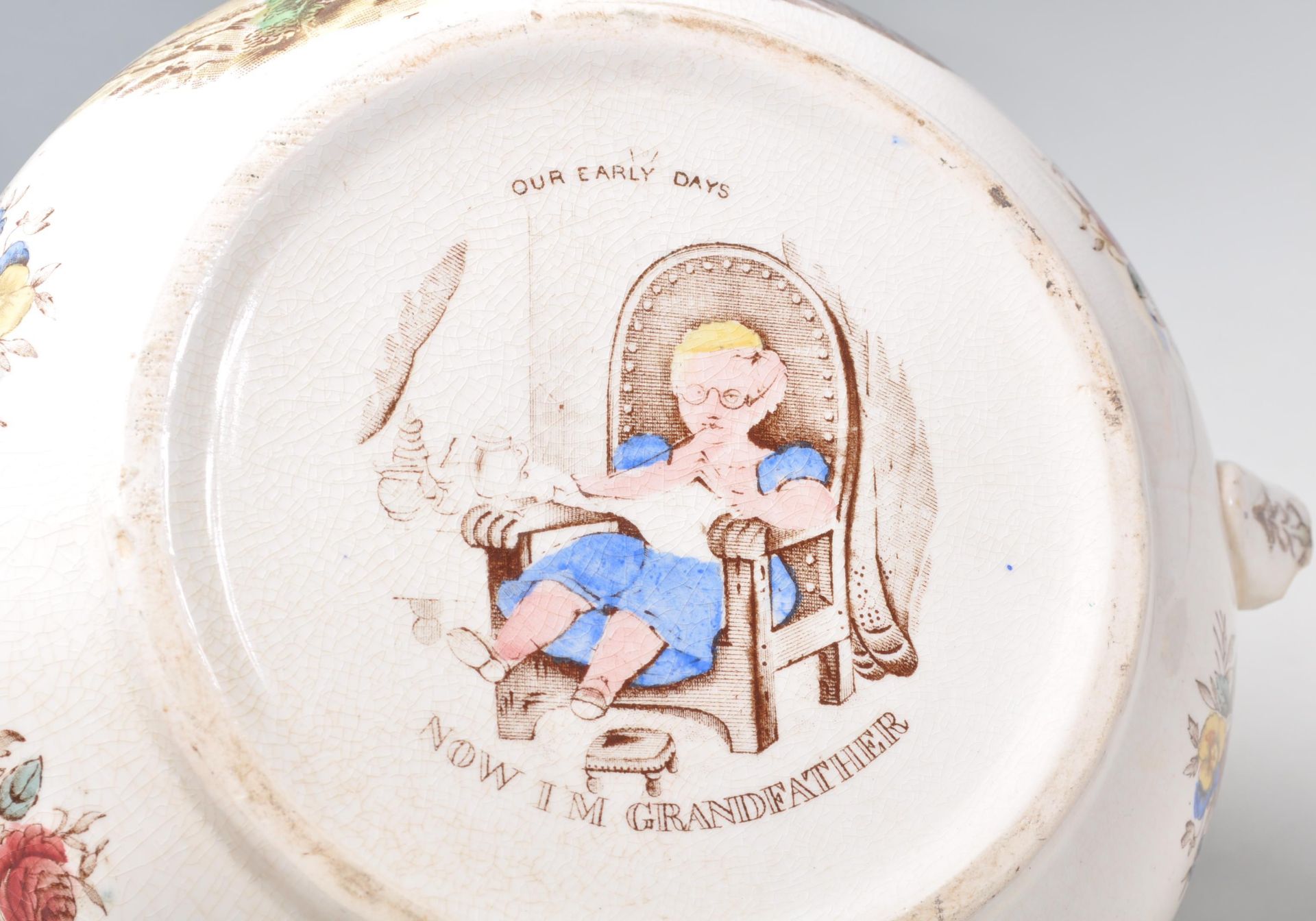 A 19th Century Victorian humorous pottery chamber pot. The interior decorated with two figures in - Bild 7 aus 7
