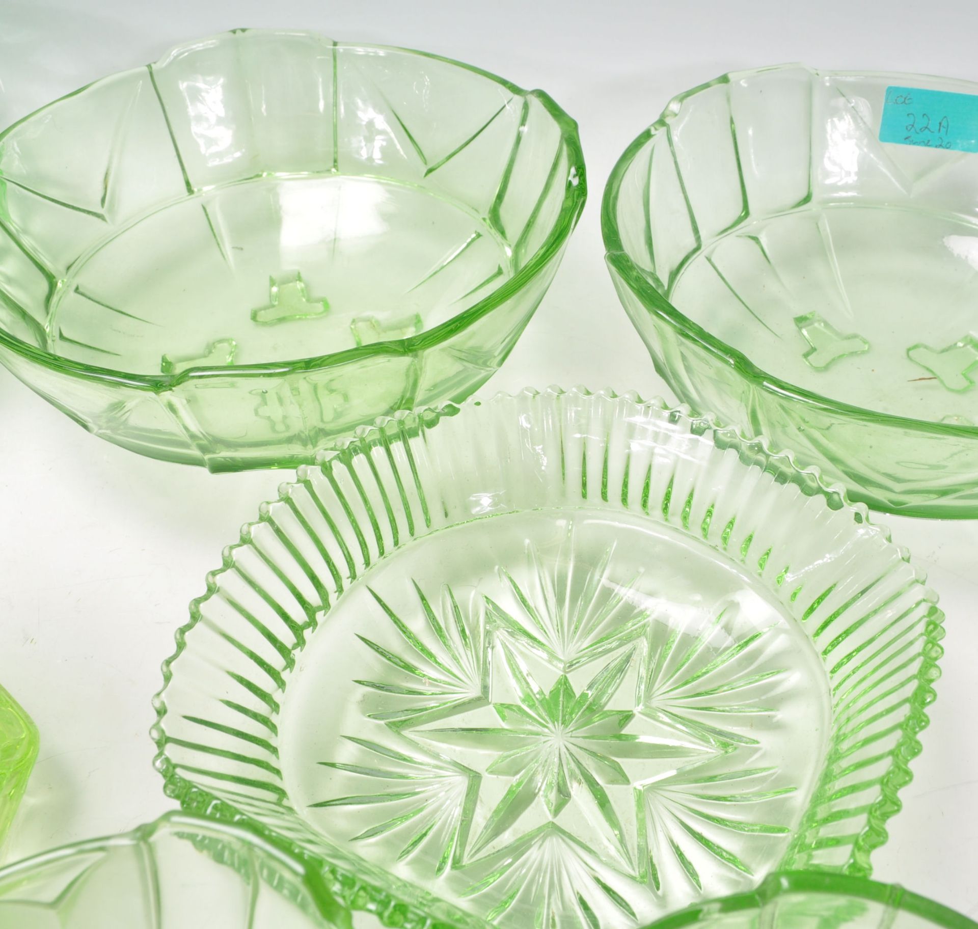 A group of early 20th Century Art Deco 1930's green uranium glass ware to include decorative vases - Bild 6 aus 8