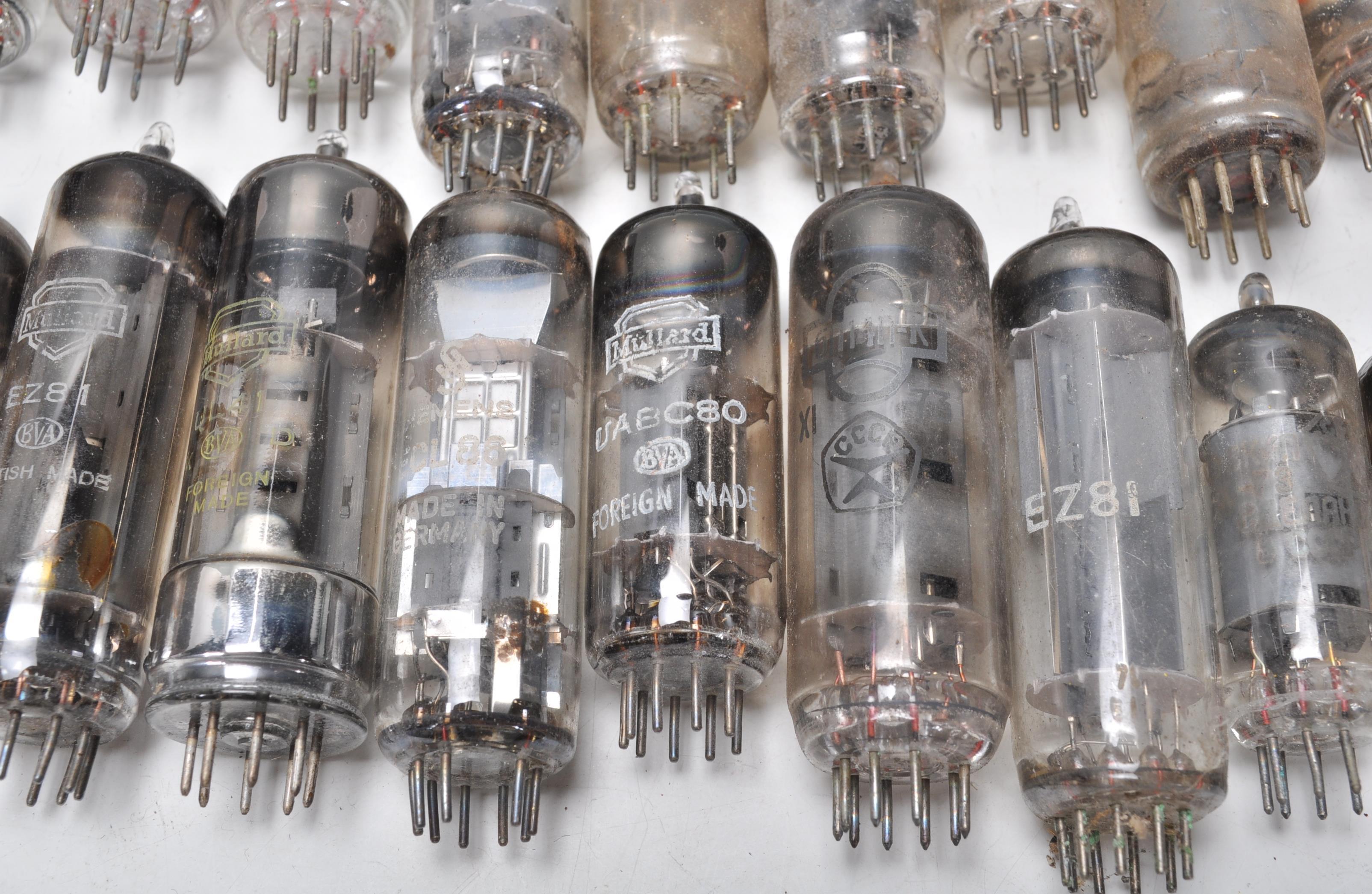 A collection of vintage mixed radio valves to include EC83, EZ81, Ediswate UCH42, Mullard EZ81 - Image 3 of 21