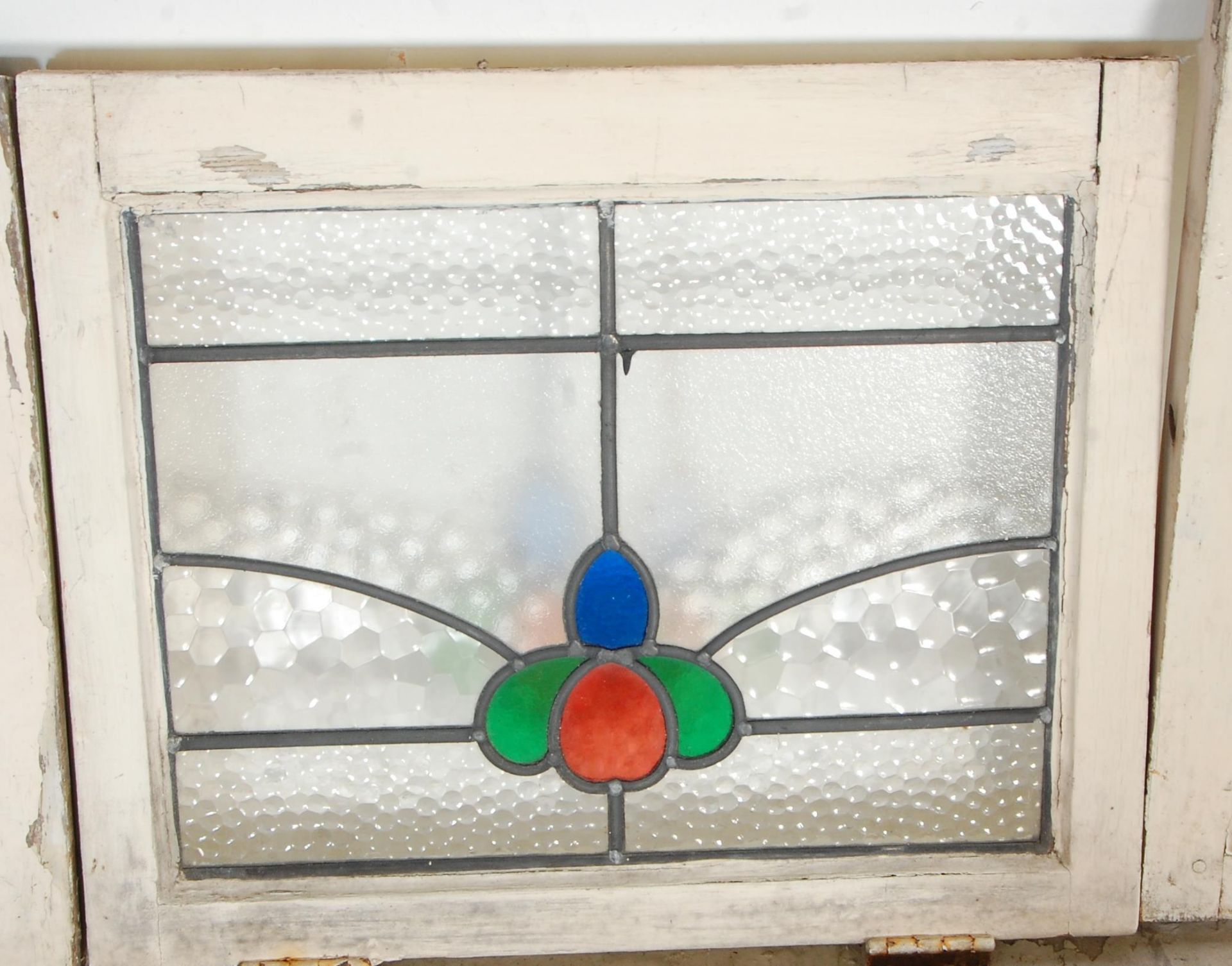 A good group of seven early 20th century vintage led lined stained glass windows set within window - Bild 5 aus 8