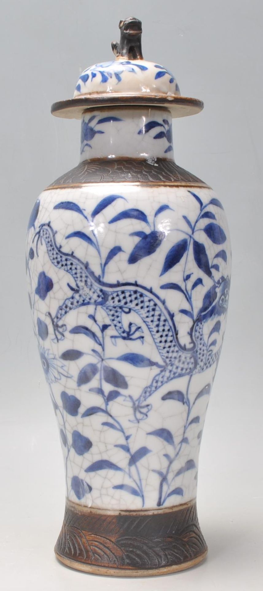 A late 19th Century Chinese blue and white lidded crackle glaze baluster vase having hand painted - Bild 2 aus 8