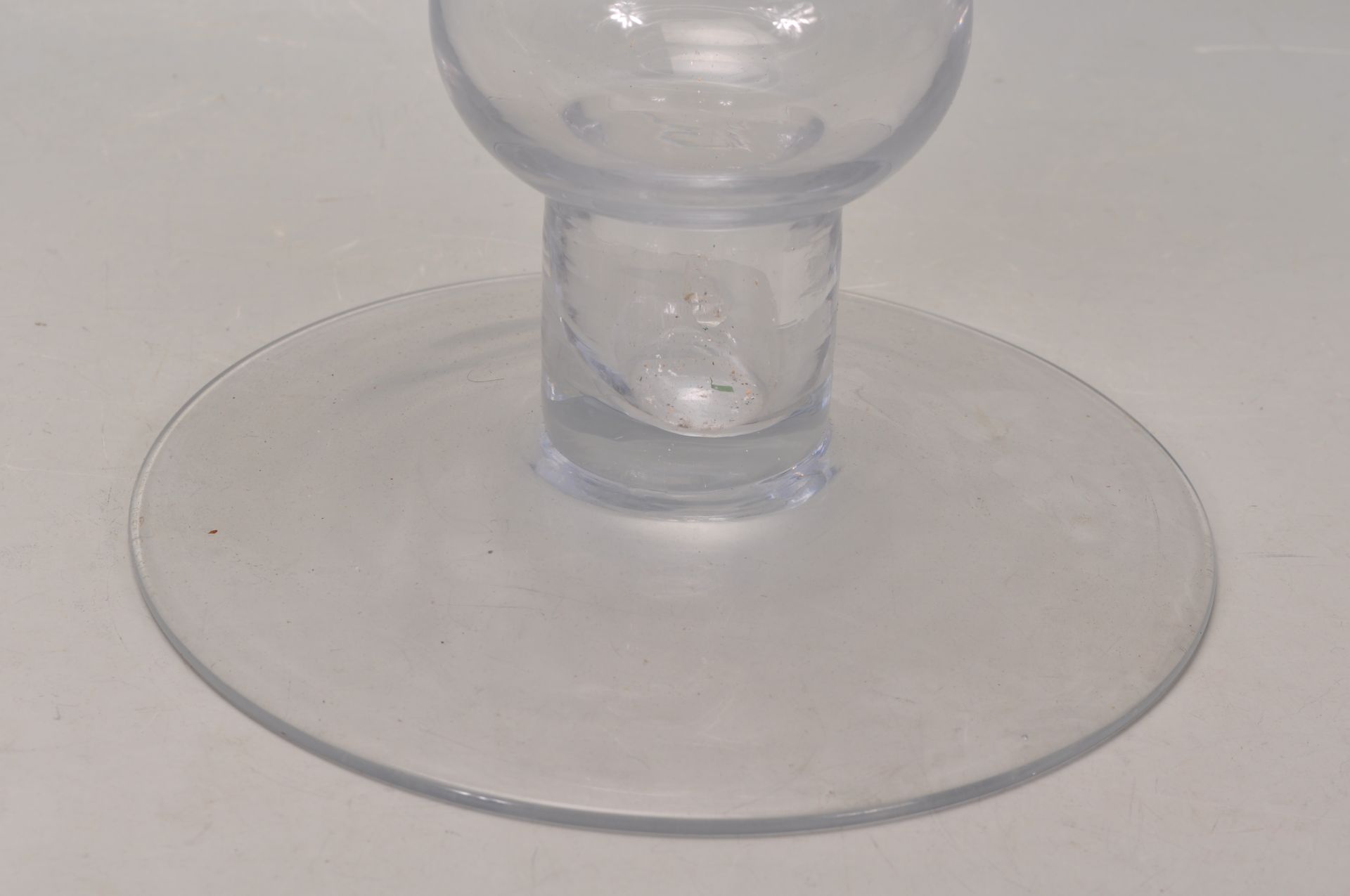 A large 20th Century clear glass large centrepiece  vase having a tapering stepped design body - Bild 2 aus 5