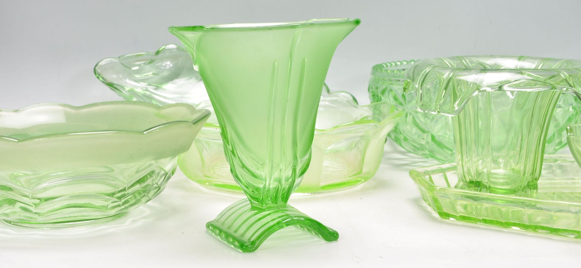 A group of early 20th Century Art Deco 1930's green uranium glass ware to include decorative vases - Bild 2 aus 8
