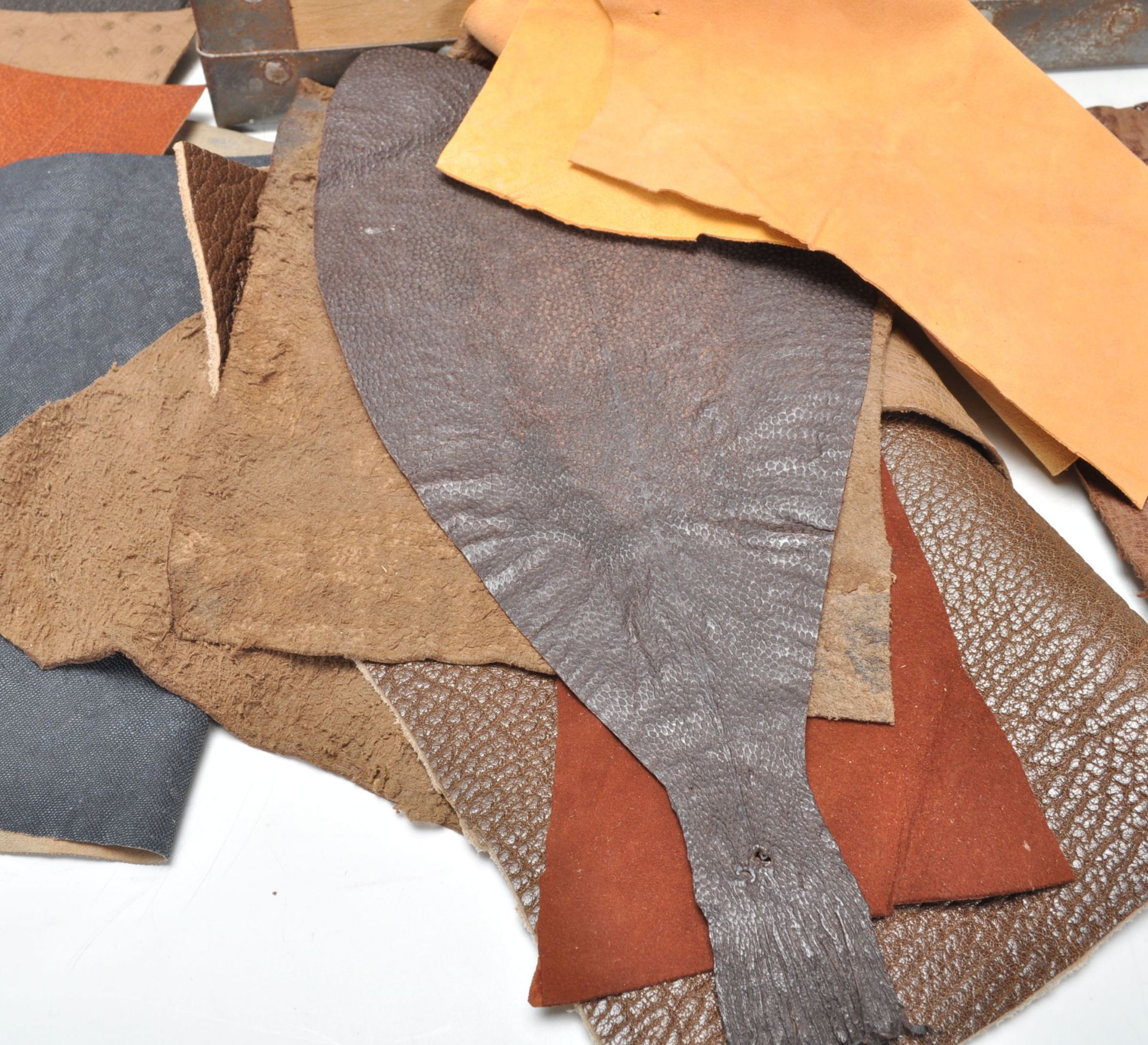 A good collection of various leather skin samplers to include snake skin (viper), fish skin examples - Bild 4 aus 5