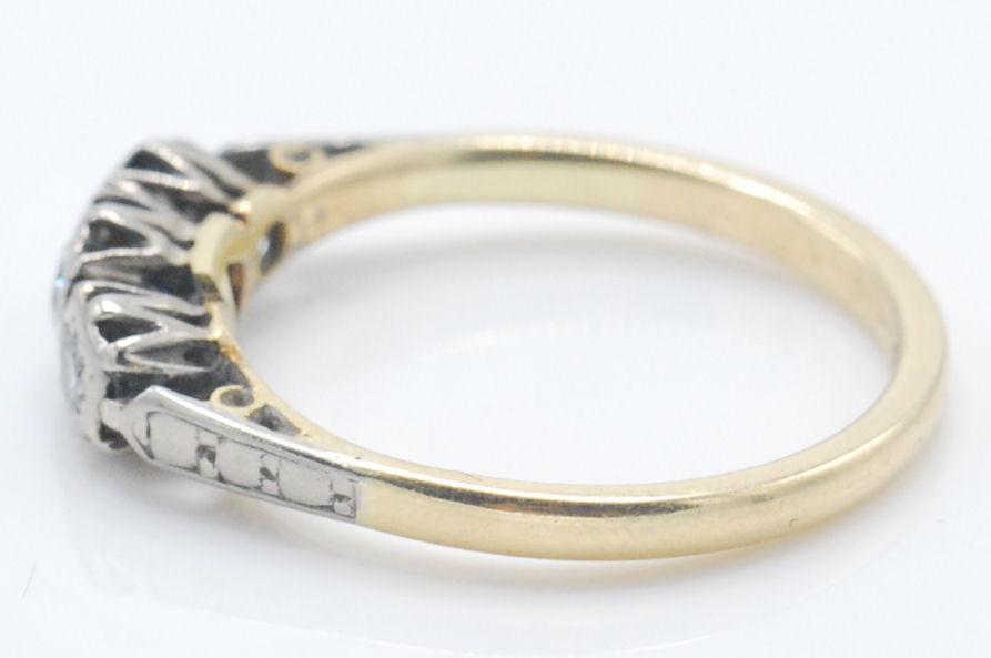 A vintage yellow gold three stone diamond ring having three round cut diamonds set into platinum - Image 4 of 5