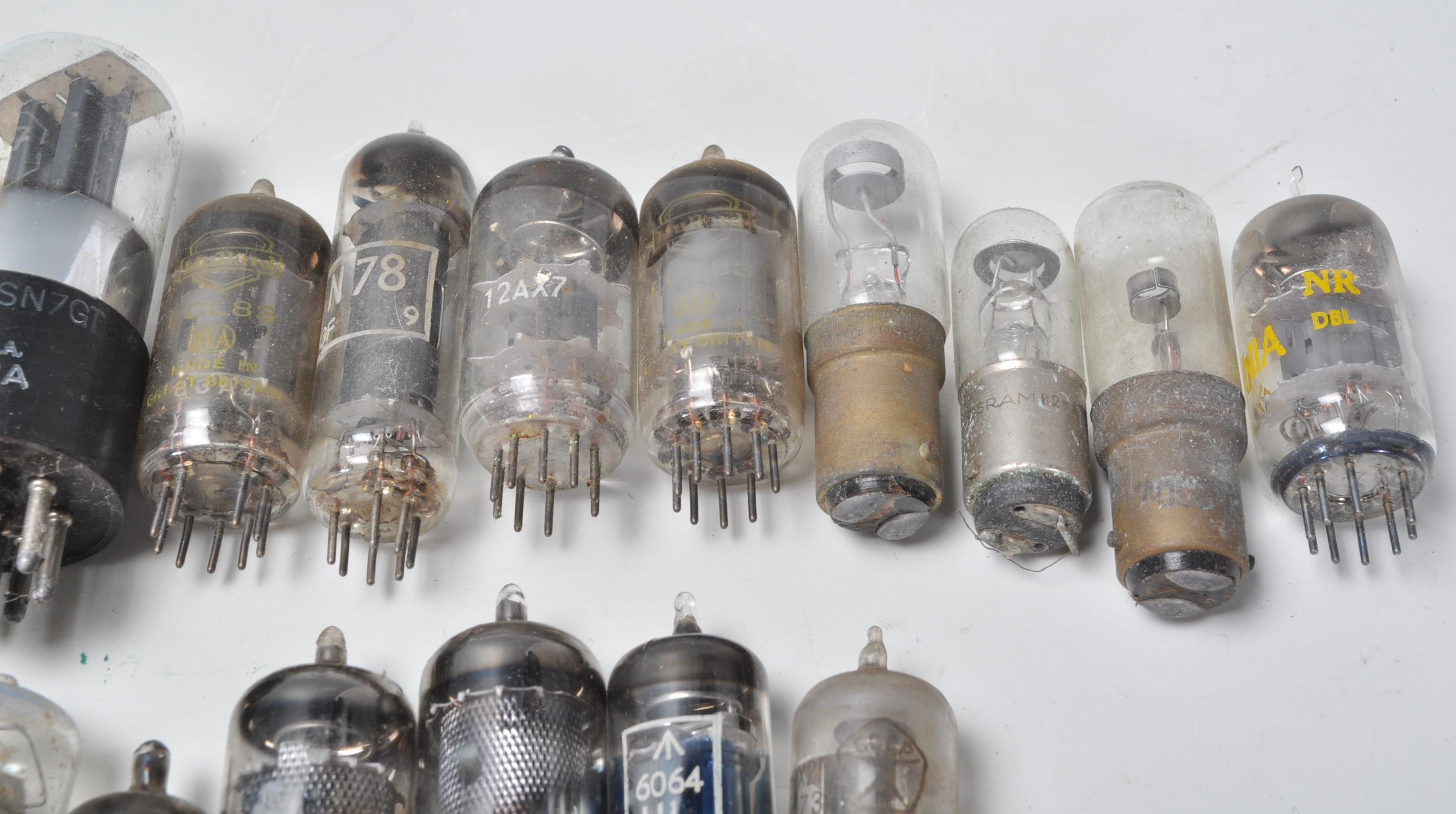 A collection of vintage mixed radio valves to include EC83, EZ81, Ediswate UCH42, Mullard EZ81 - Image 16 of 21