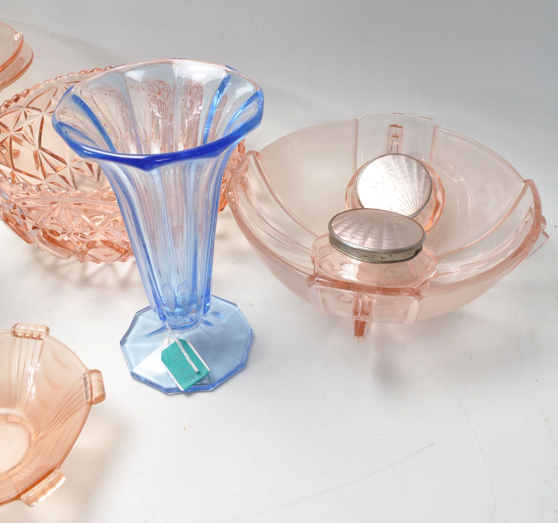 A group of early 20th Century Art Deco 1930's blue and pink glassware to include decorative vases - Bild 7 aus 7