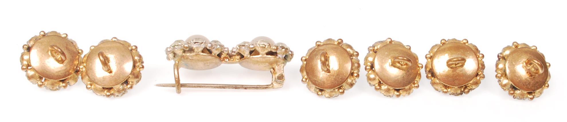 A collection of jewellery to include a gilt 19th Century double opening locket of oval form having - Image 8 of 10