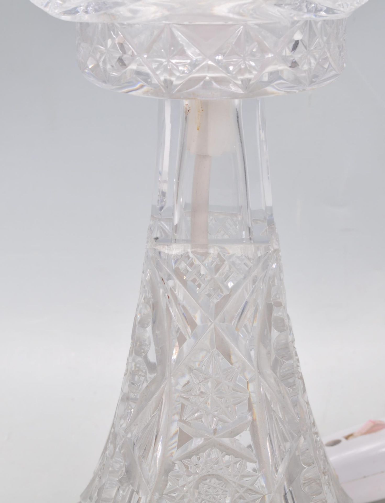 A fine 20th Century Edwardian cut crystal glass table / side lamp having a cut glass shade atop of a - Bild 3 aus 7