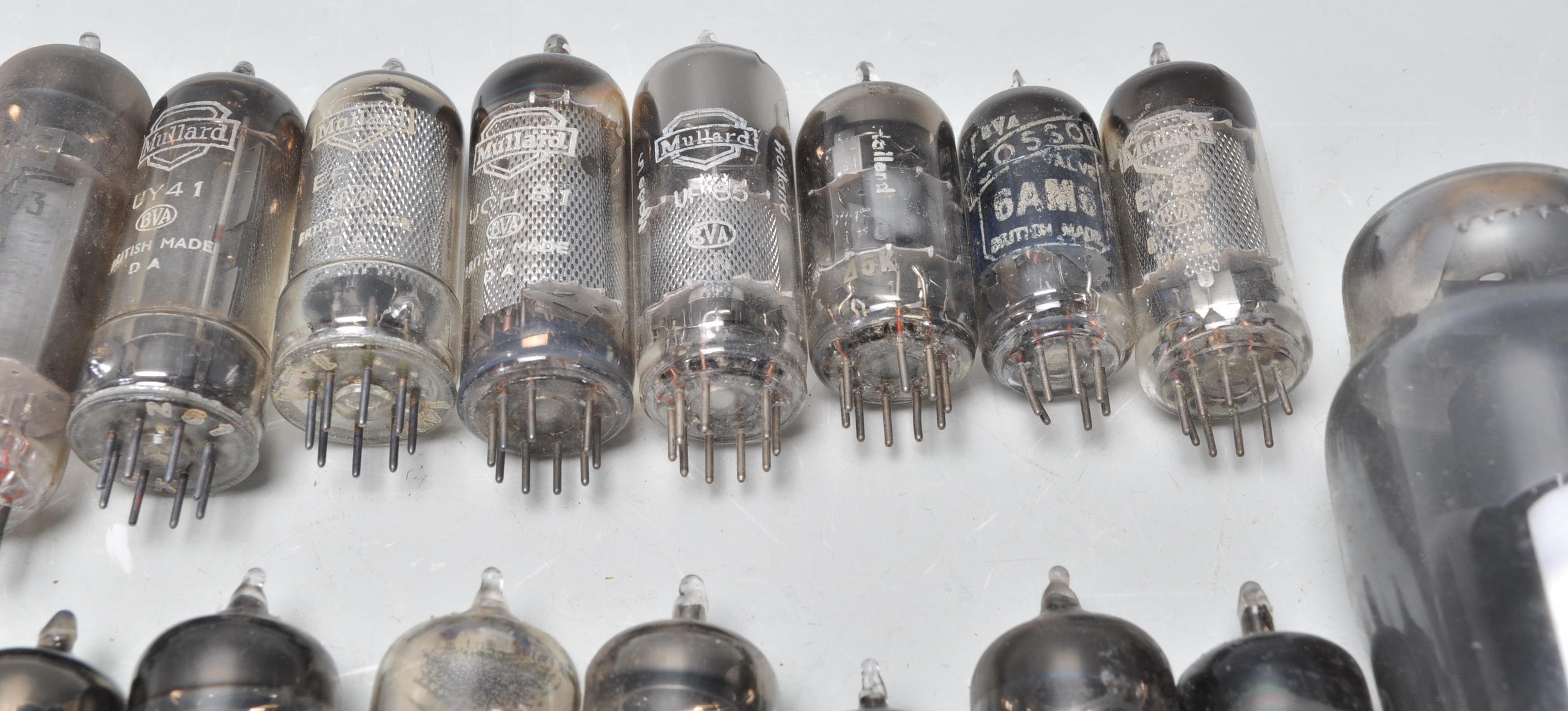 A collection of vintage mixed radio valves to include EC83, EZ81, Ediswate UCH42, Mullard EZ81 - Image 18 of 21