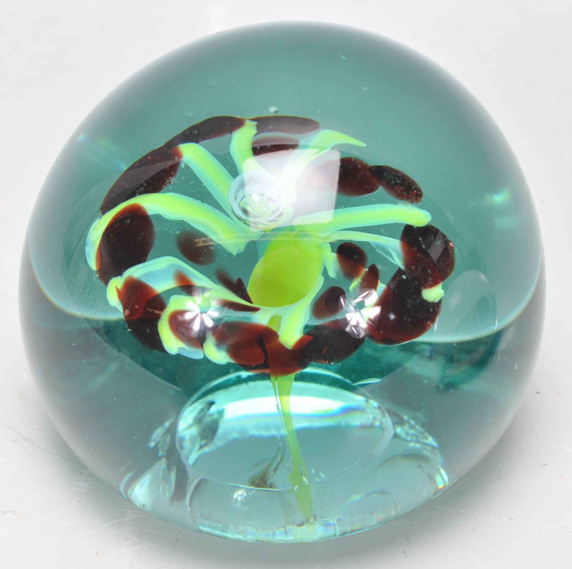 A group of five glass paperweights to include millefiori and bubble examples, one bearing original - Bild 6 aus 6