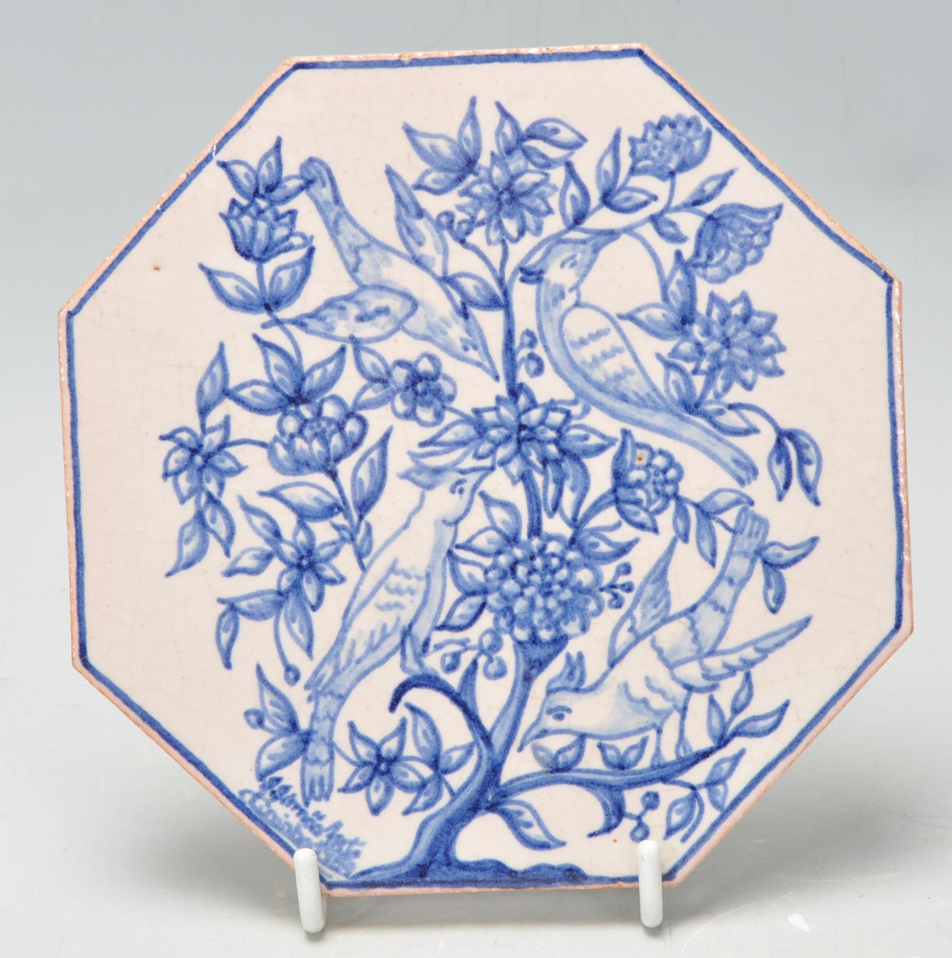 A collection of 20th Century Delft and Faience ware items to include a blue and white guglet vase - Image 17 of 18