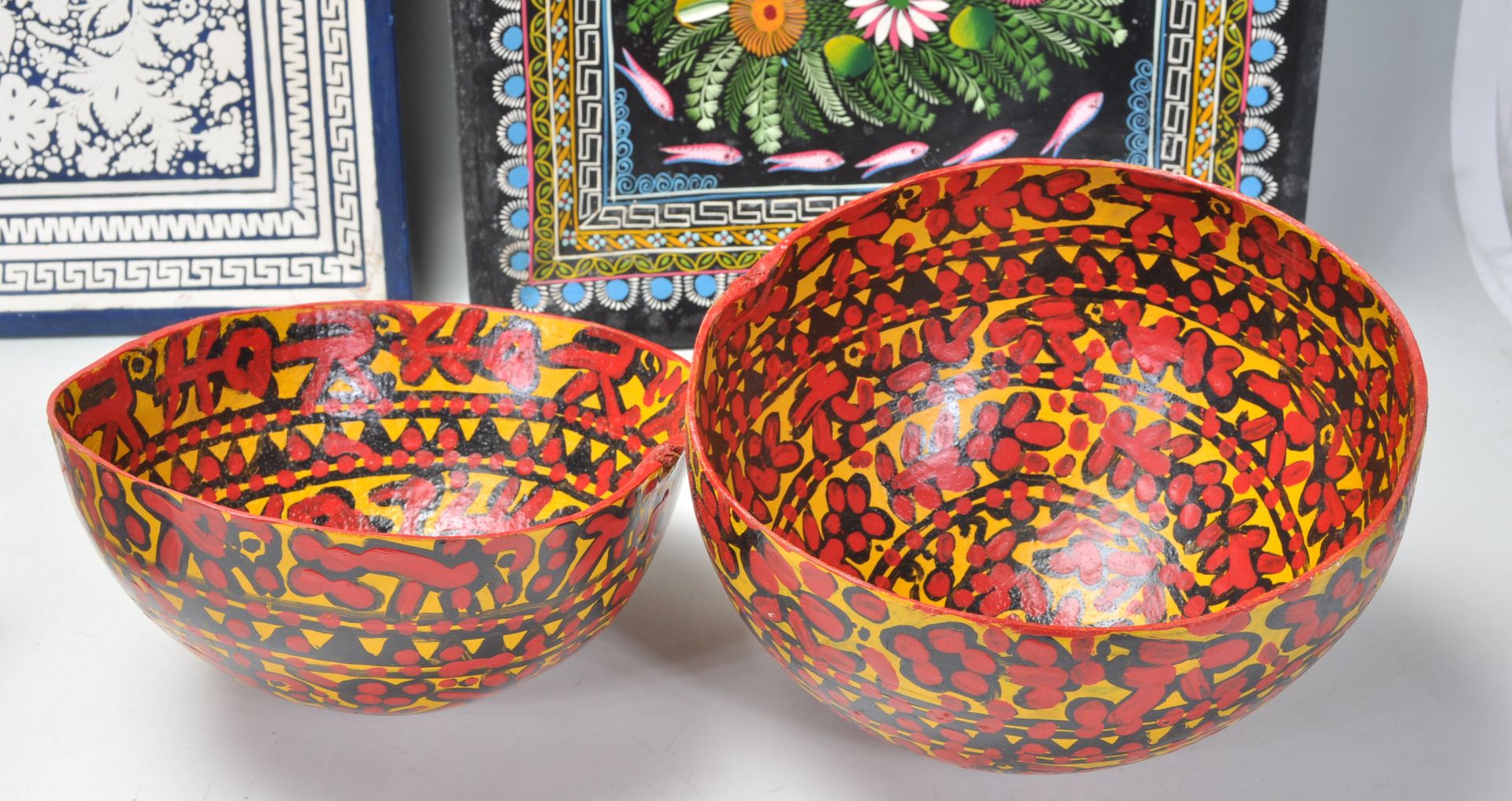 A collection of Mexican vintage carved and hand painted wooden trays together with a hinged box, - Bild 6 aus 6