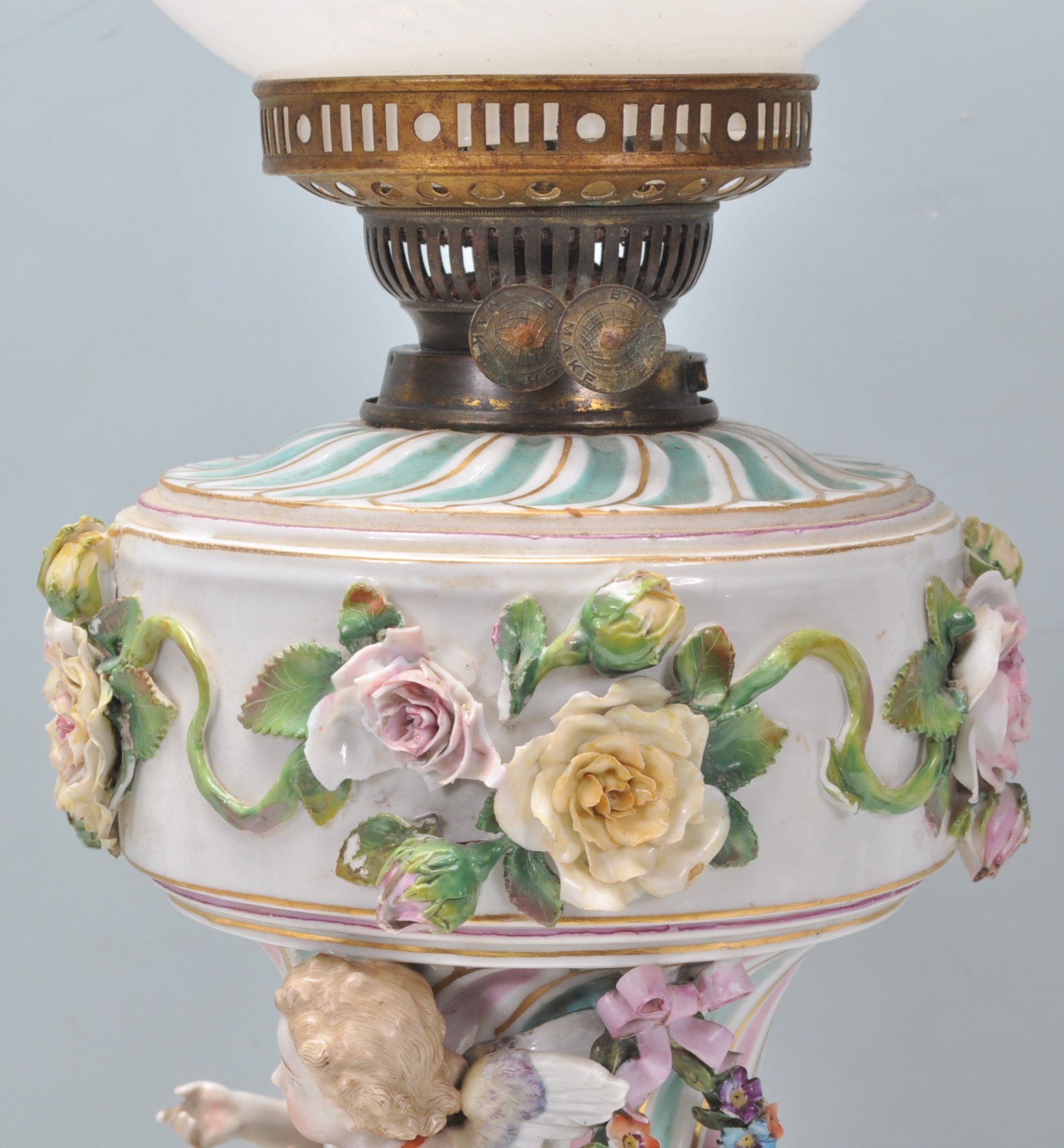 An antique German porcelain Dresden / Sitzendorf style oil lamp of large proportions, the body - Image 19 of 23