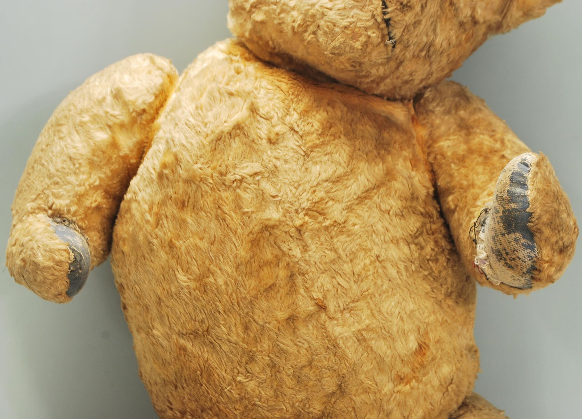 A vintage early to mid 20th Century childs teddy bear constructed from mohair with leather patches - Bild 3 aus 6