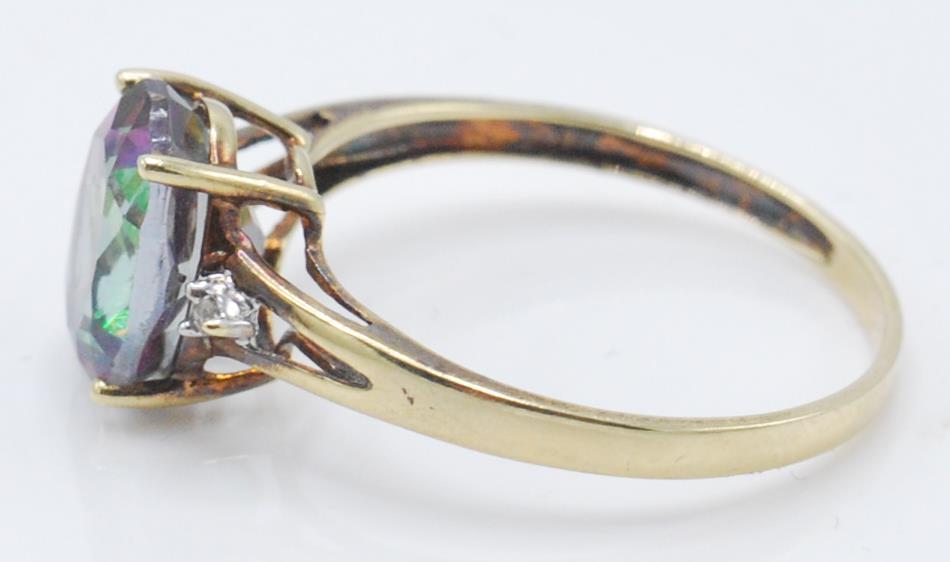 A stamped 9k yellow gold ladies dress ring set with a single faceted cut mystic topaz stone - Image 3 of 4