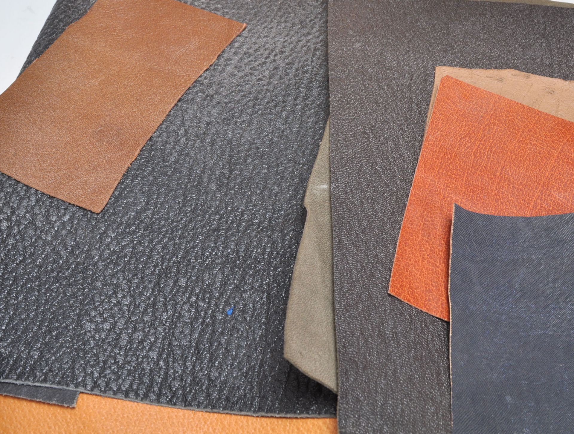 A good collection of various leather skin samplers to include snake skin (viper), fish skin examples - Bild 2 aus 5