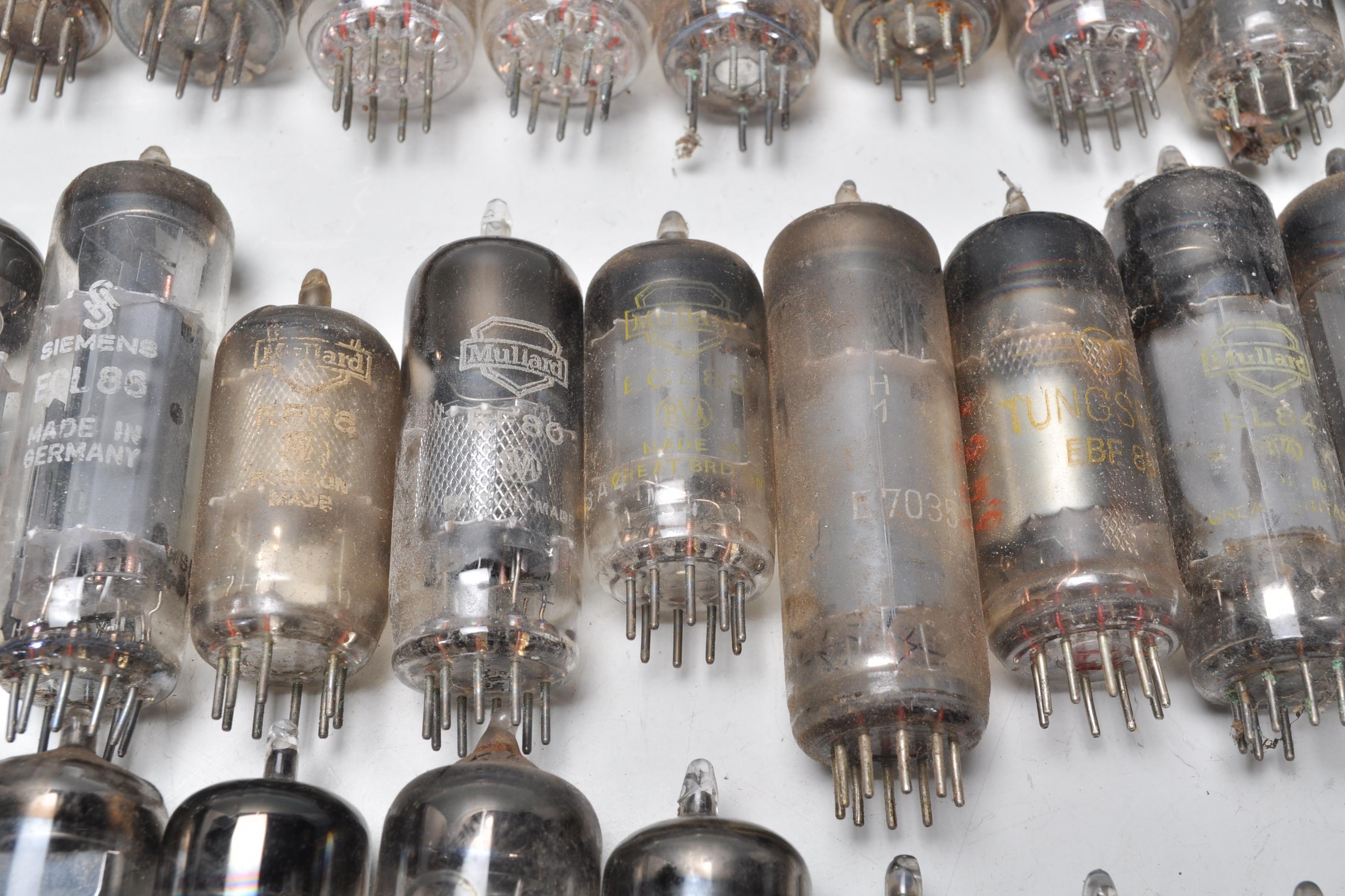 A collection of vintage mixed radio valves to include EC83, EZ81, Ediswate UCH42, Mullard EZ81 - Image 10 of 21