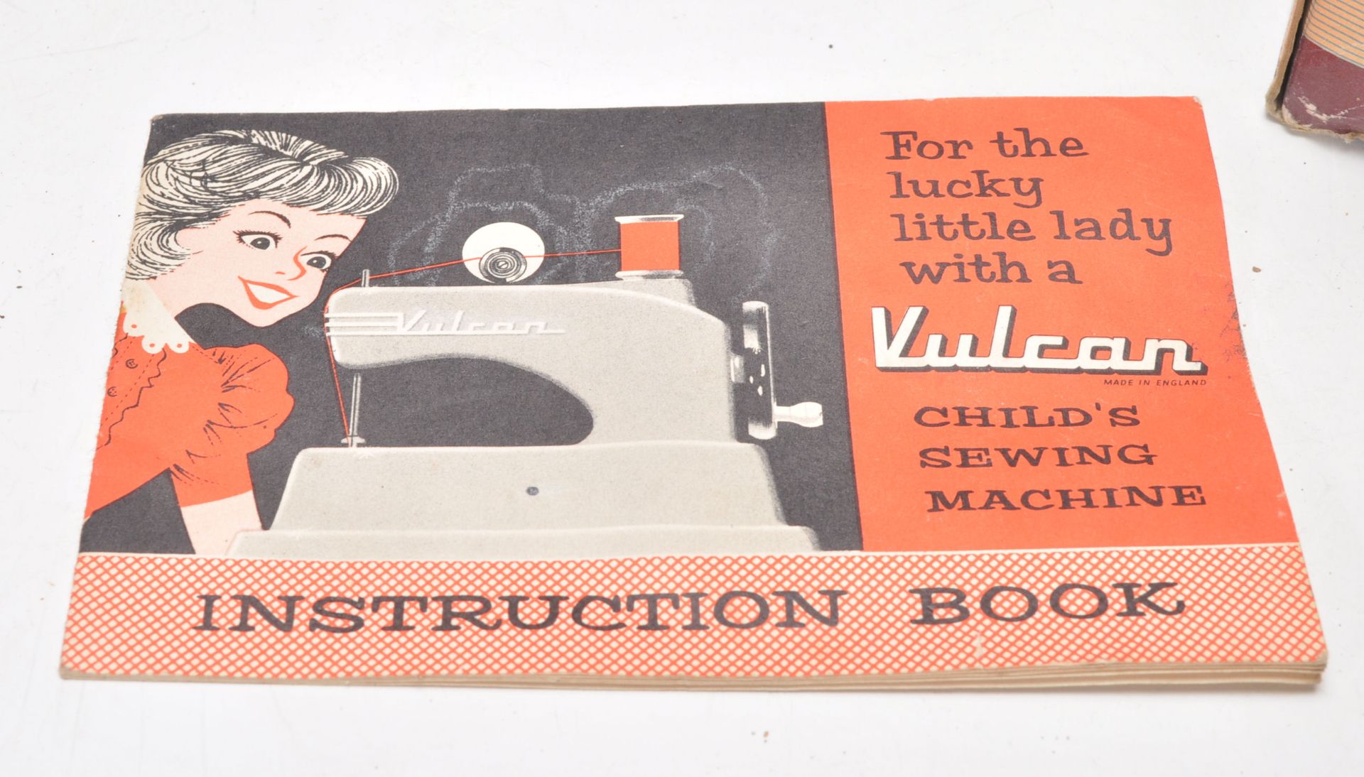 A vintage 20th Century Vulcan Senior childs sewing machine. Appears complete in the original box. - Bild 7 aus 8
