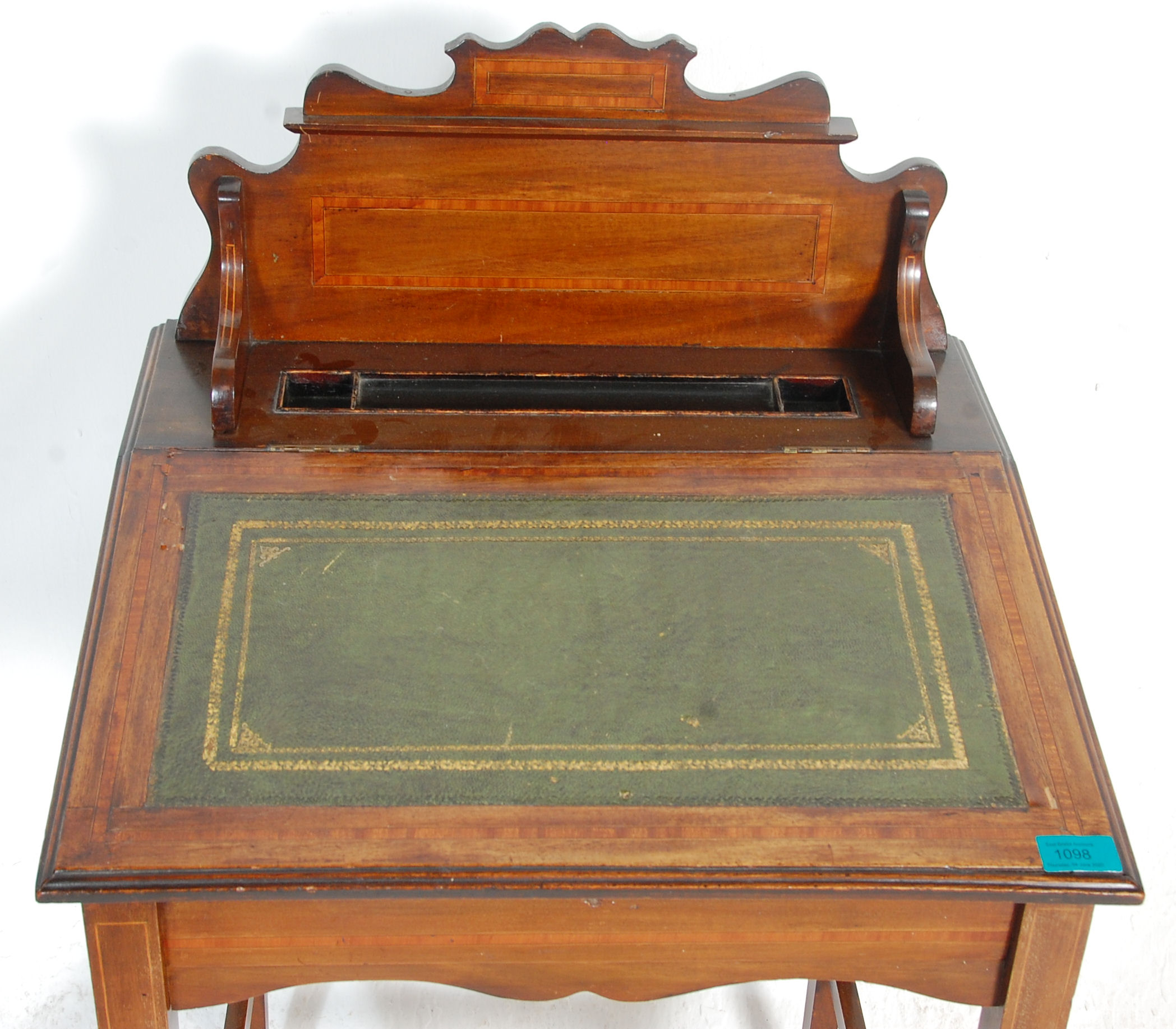 A late Victorian 19th Century mahogany ladies writing desk with satinwood crossbanded inlay. The - Image 3 of 6