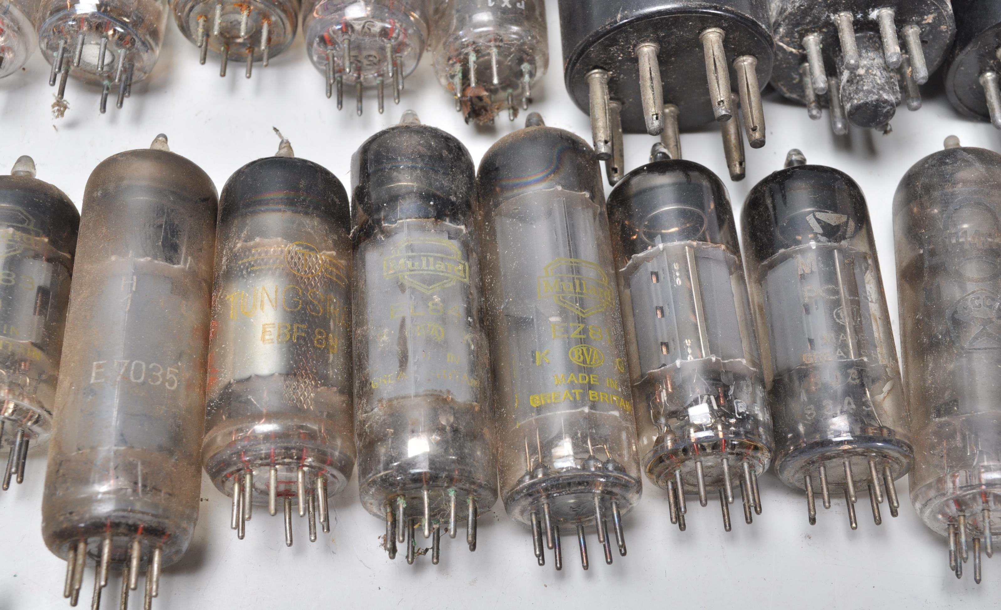 A collection of vintage mixed radio valves to include EC83, EZ81, Ediswate UCH42, Mullard EZ81 - Image 9 of 21