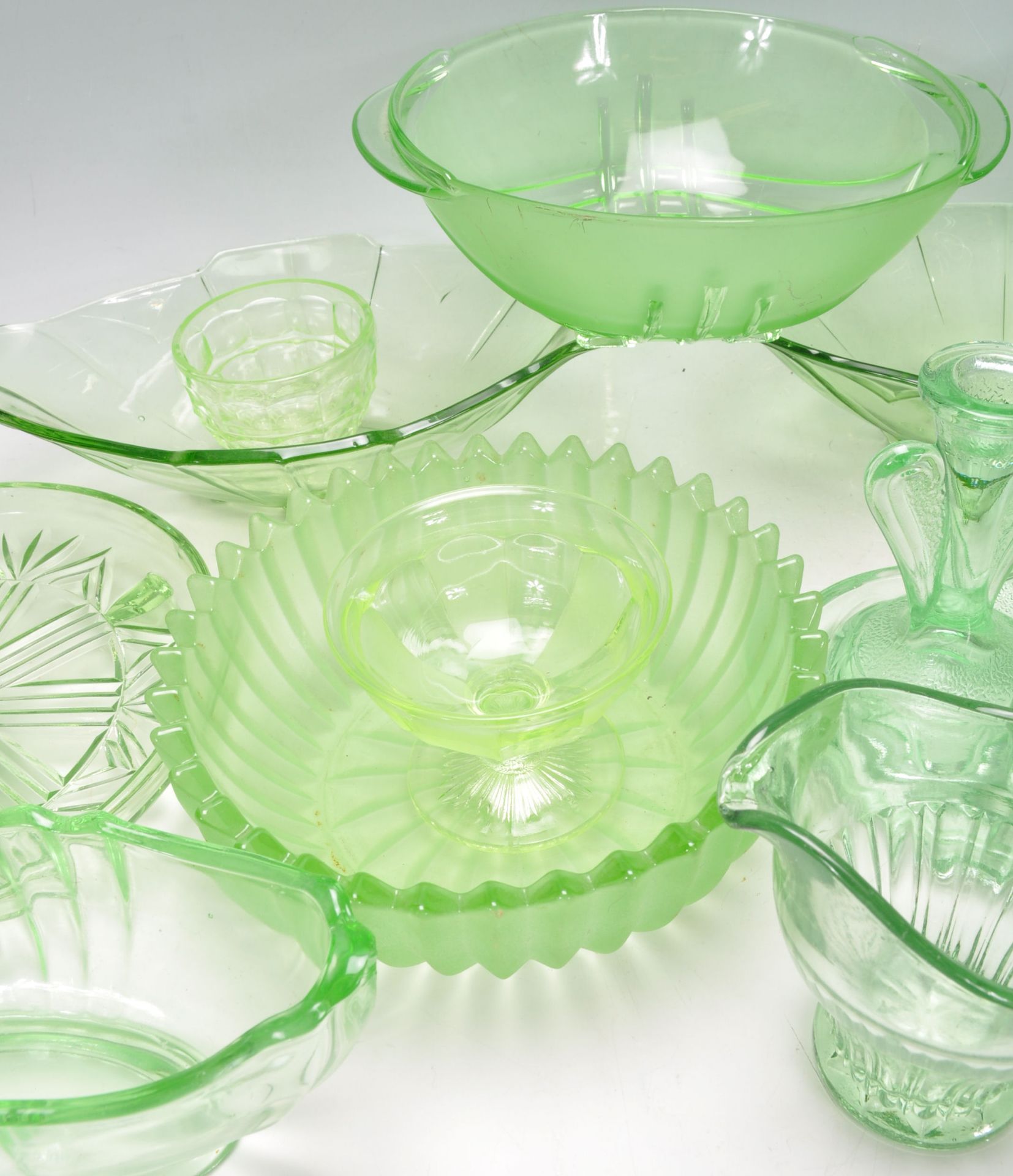 A group of early 20th Century Art Deco 1930's green uranium glassware to include a decorative - Bild 3 aus 6