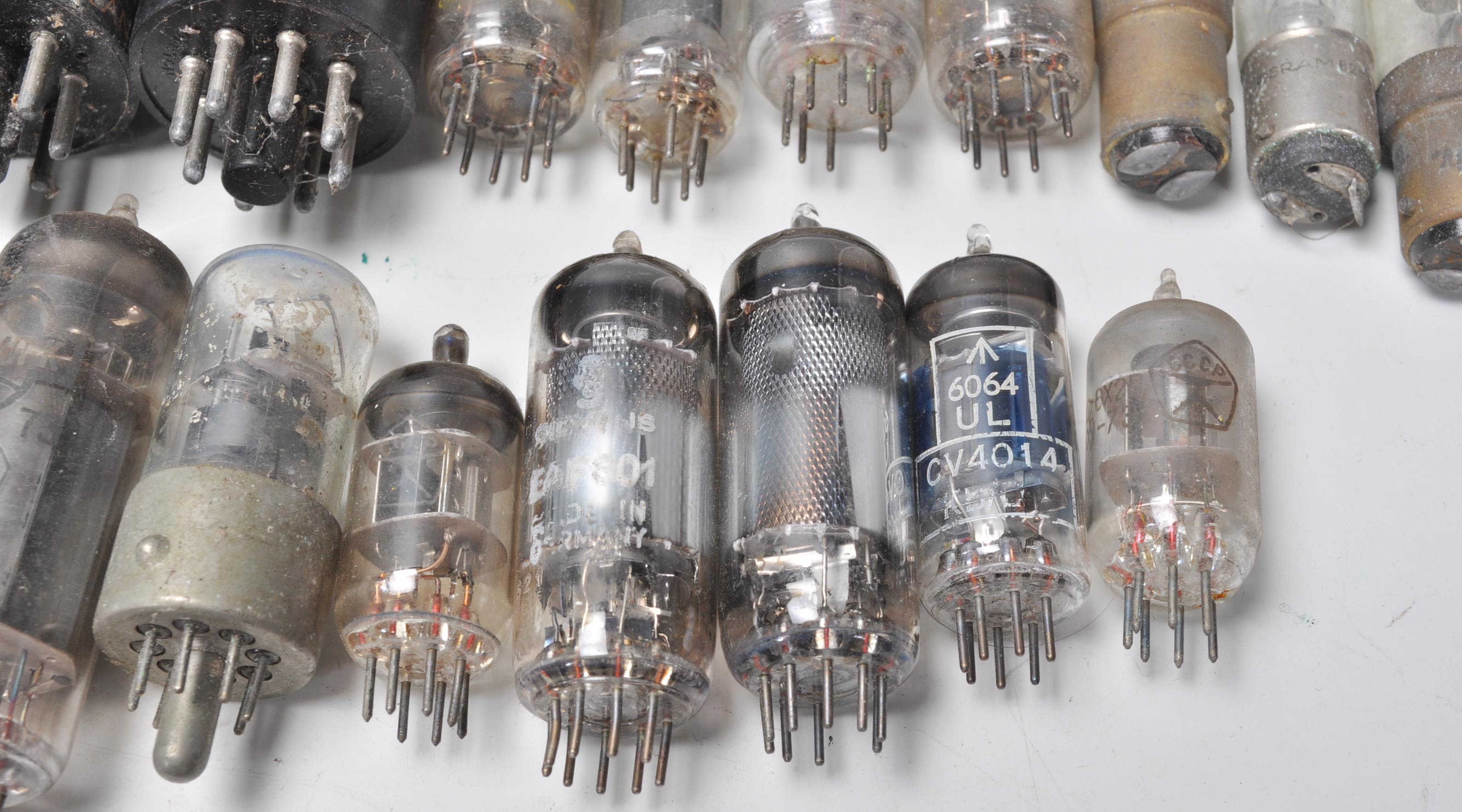 A collection of vintage mixed radio valves to include EC83, EZ81, Ediswate UCH42, Mullard EZ81 - Image 7 of 21