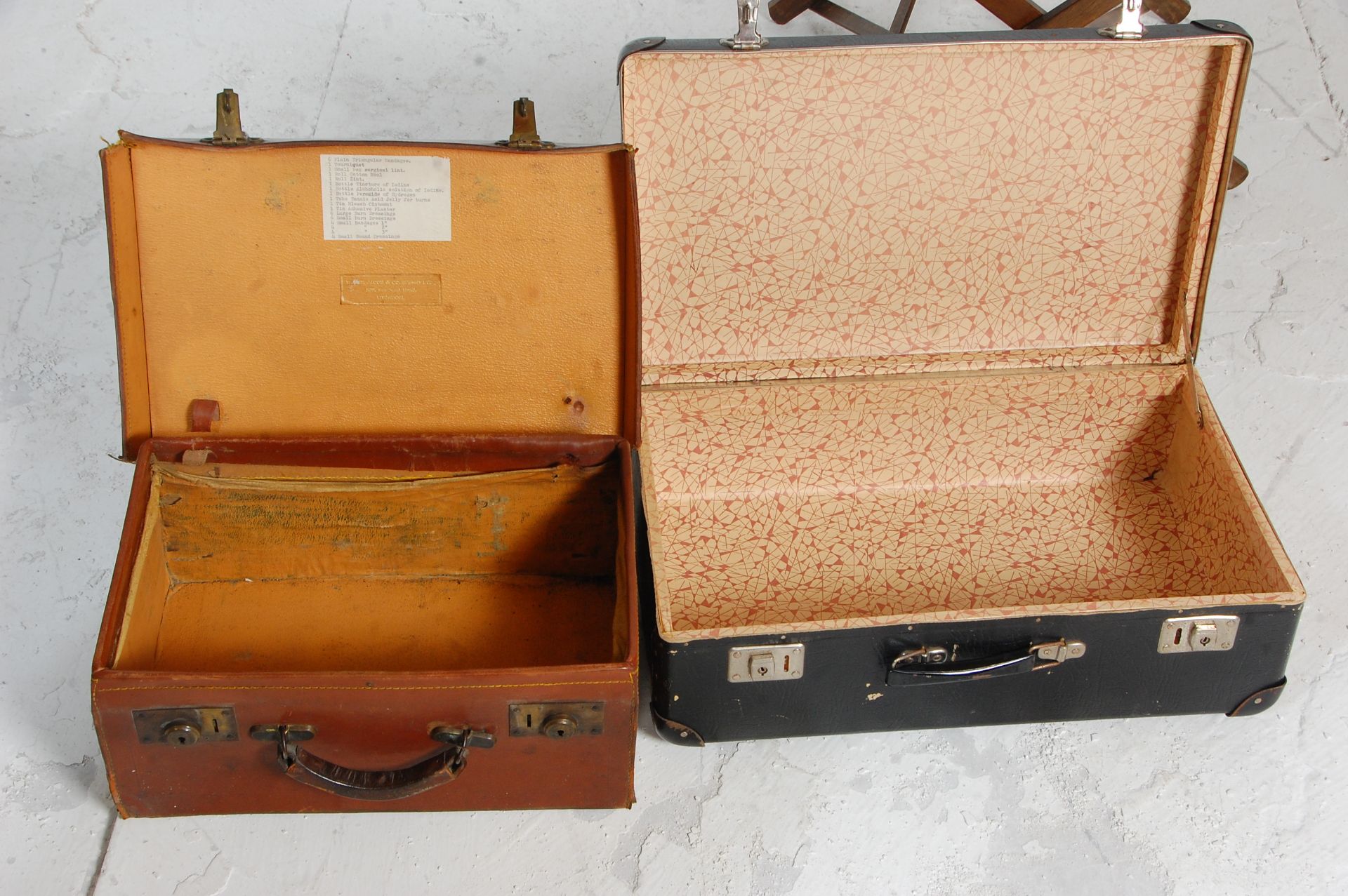 Two vintage leather suitcases mounted on a vintage metamorphic folding wooden slatted suitcase - Bild 6 aus 6