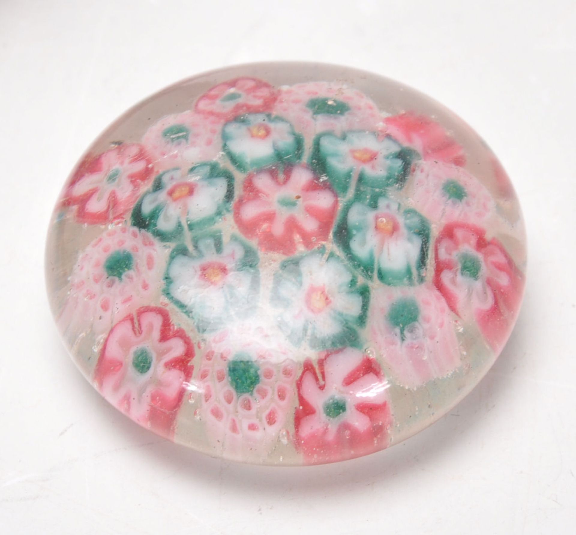 A group of five glass paperweights to include millefiori and bubble examples, one bearing original - Bild 4 aus 6