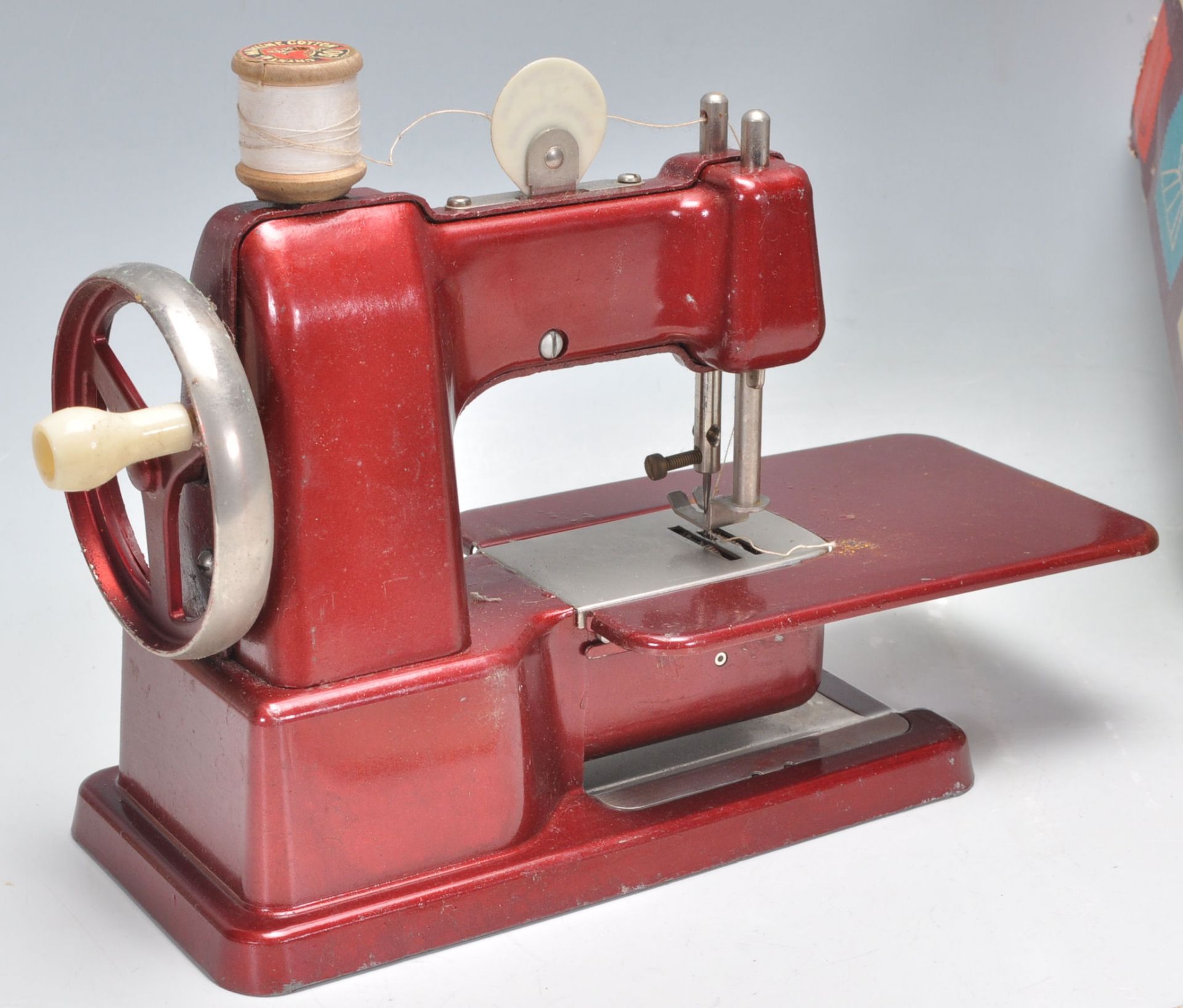 A vintage 20th Century Vulcan Senior childs sewing machine. Appears complete in the original box. - Bild 6 aus 8