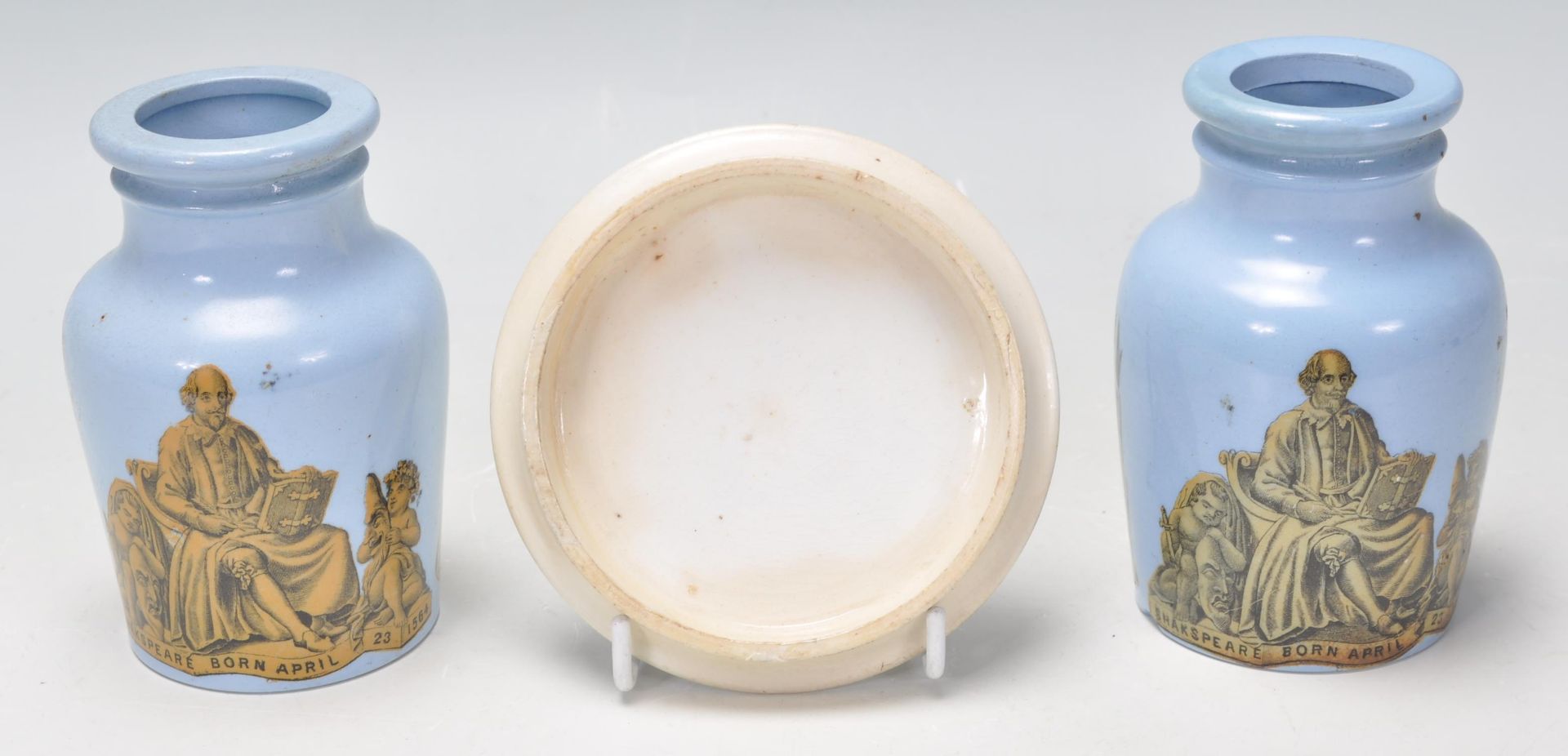 A pair of 19th century Pratt ware blue glaze Etruscan ware bottle vases each with Theatrical - Bild 3 aus 9