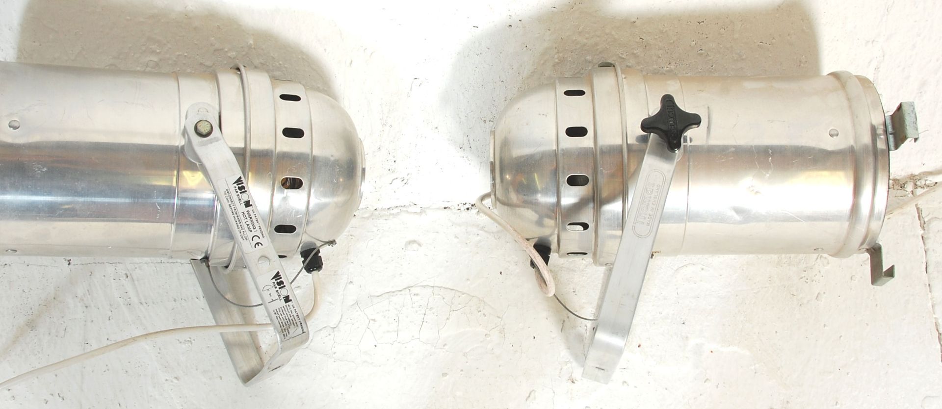 A pair of aluminum Vision Par Shell theater spot lamp lights with their hanging brackets. - Bild 5 aus 6