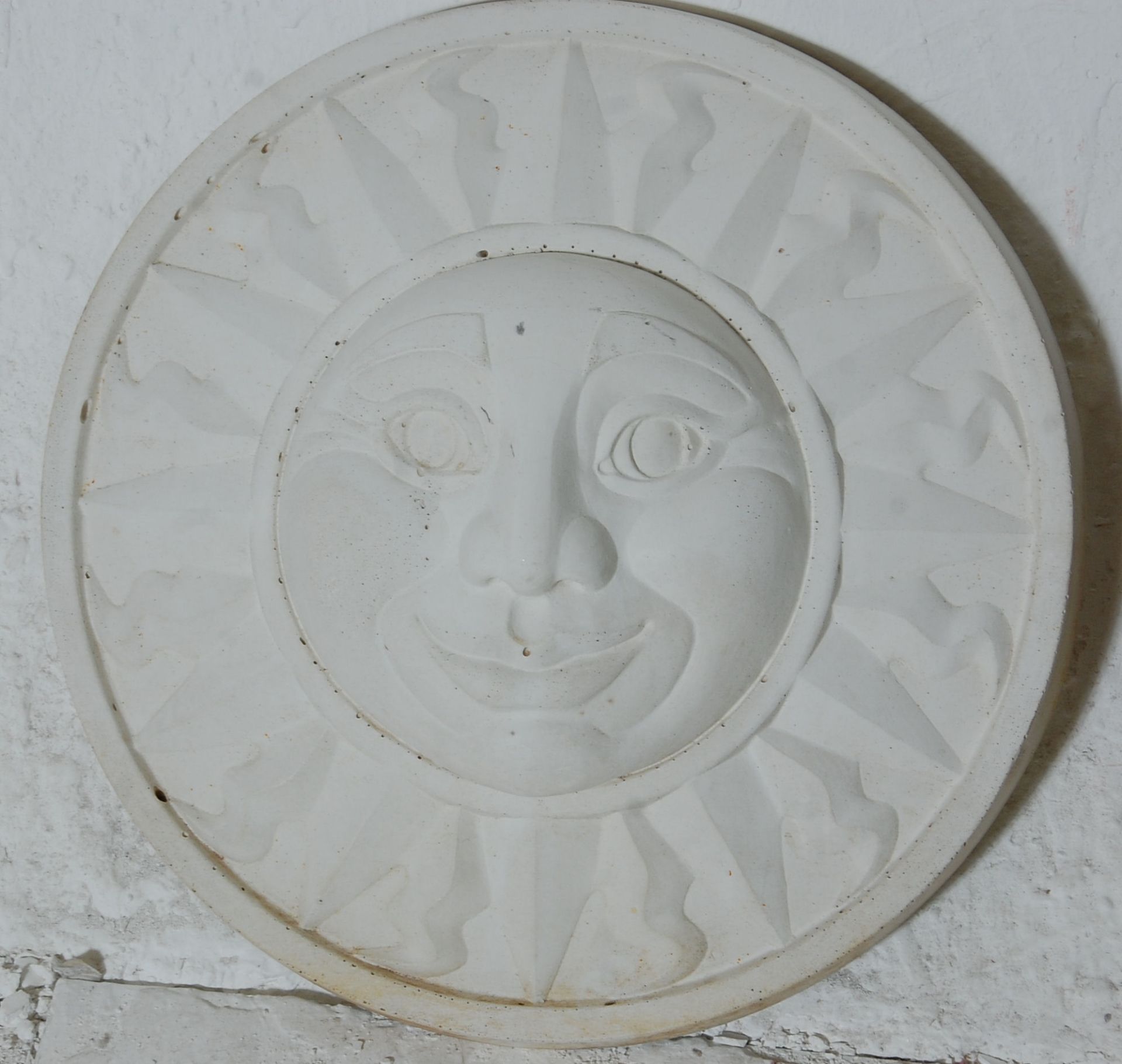 A group of three 20th Century antique syle garden wall plaques of round form each having moulded sun - Bild 3 aus 4