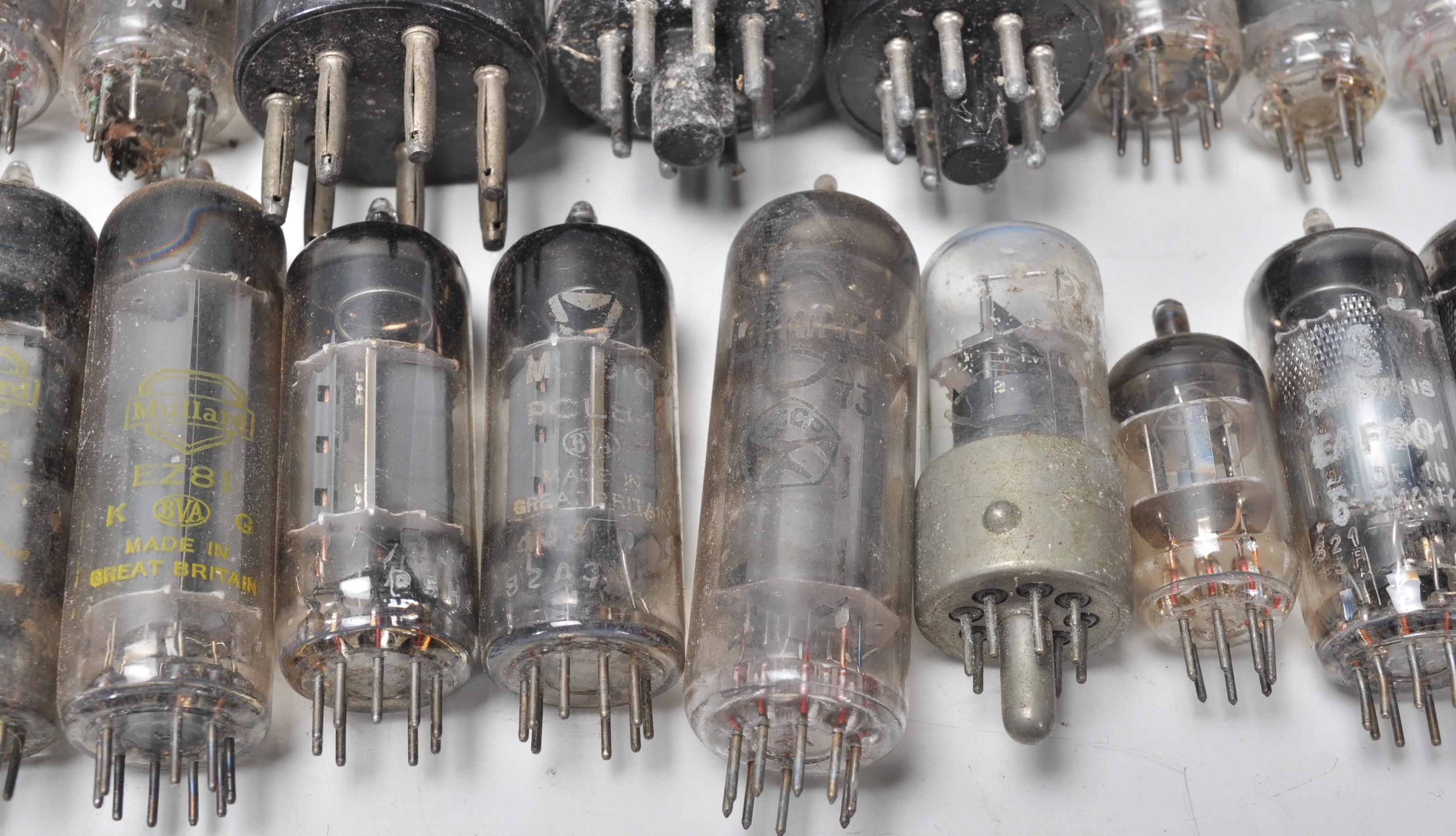 A collection of vintage mixed radio valves to include EC83, EZ81, Ediswate UCH42, Mullard EZ81 - Image 8 of 21