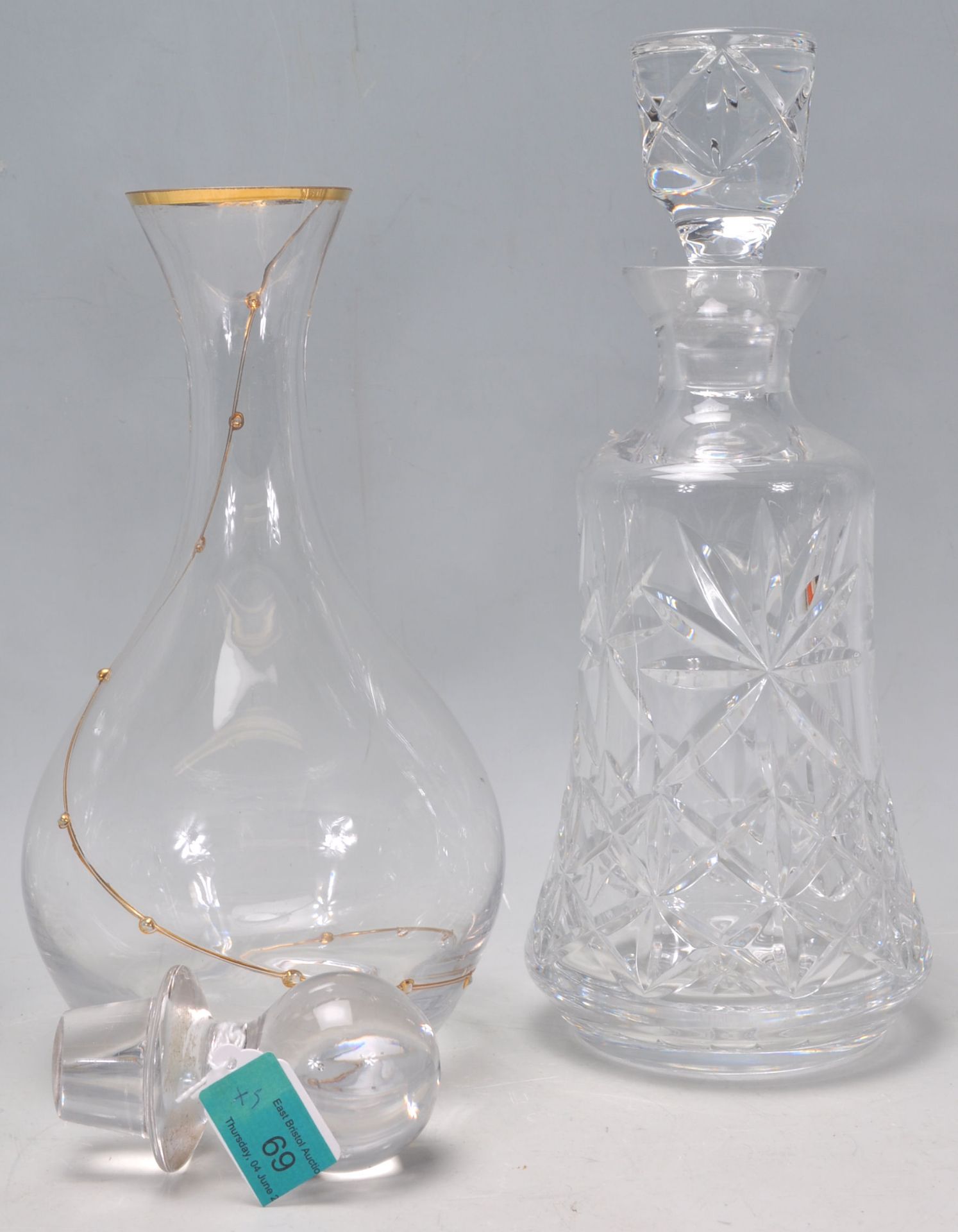 A mixed group of five glass decanters of various shapes and sizes to include a etched ships - Bild 3 aus 7