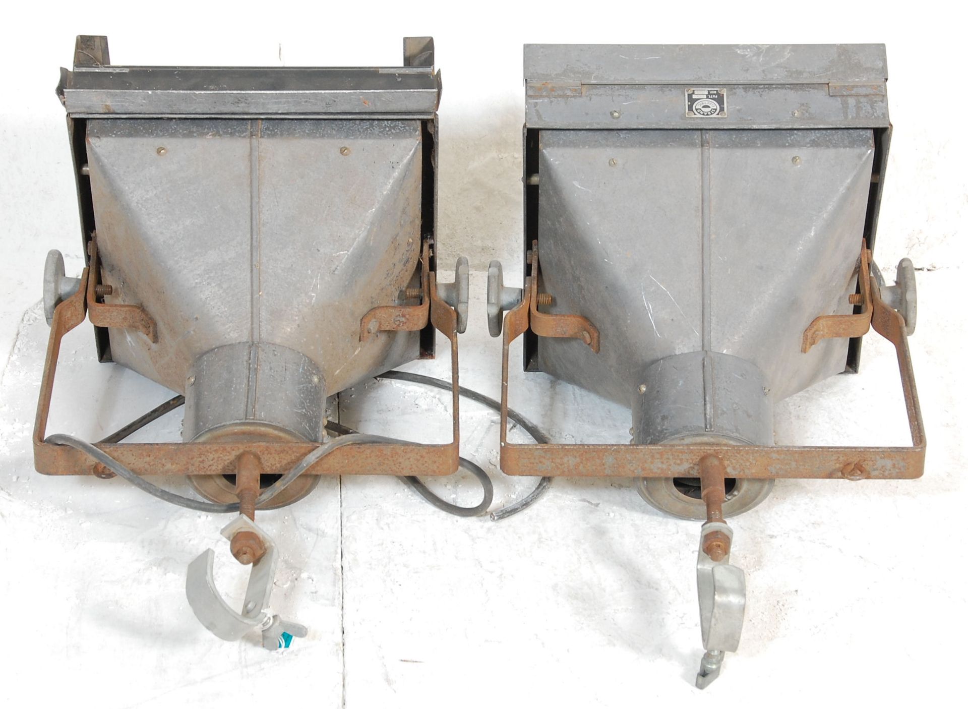 A good pair of large mid 20th century Industrial Strand Electric Theater Spot lights with - Bild 8 aus 8
