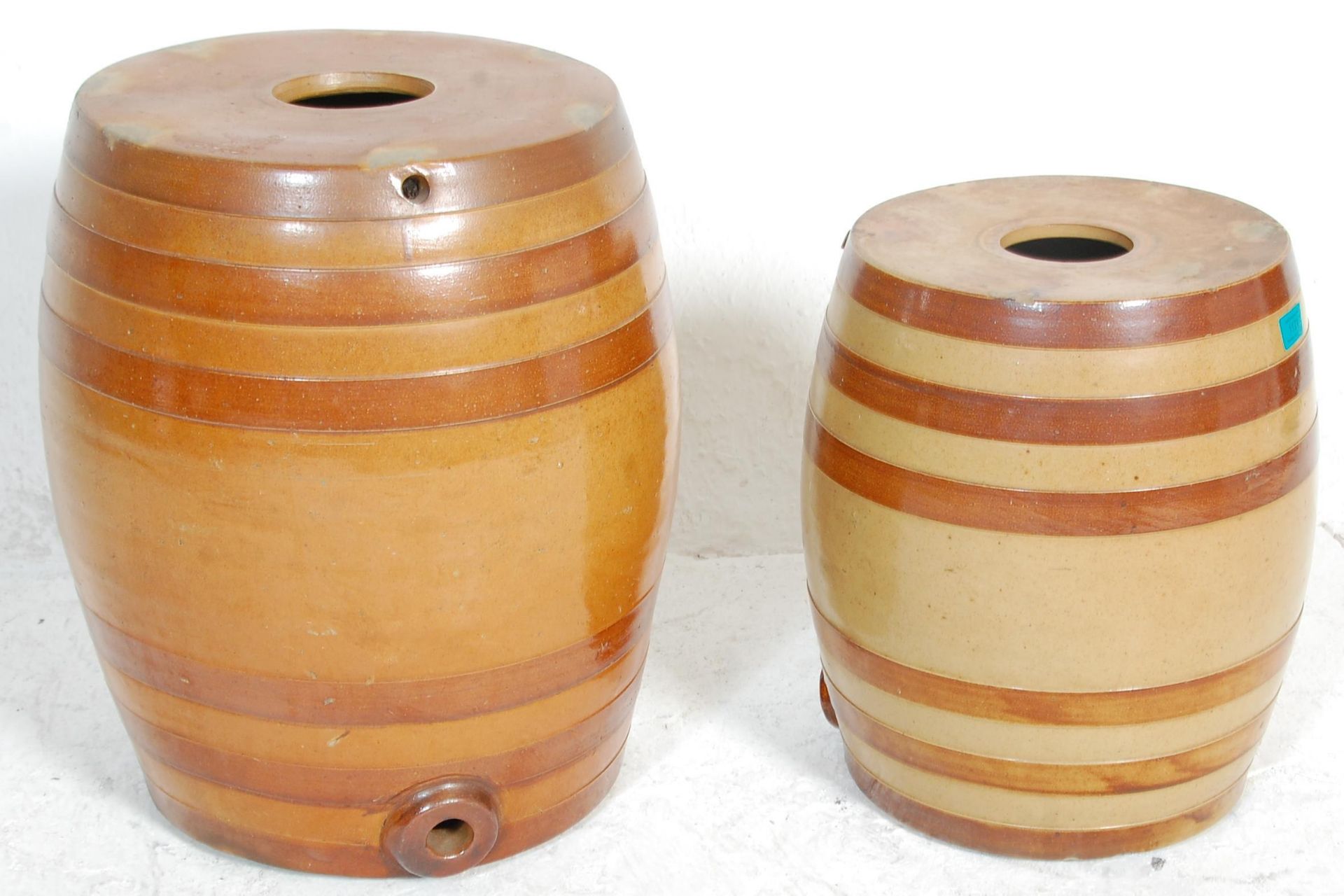 Two 19th Century Victoria antique stoneware wine barrels having brown glazed banded decoration. 50cm - Bild 5 aus 6