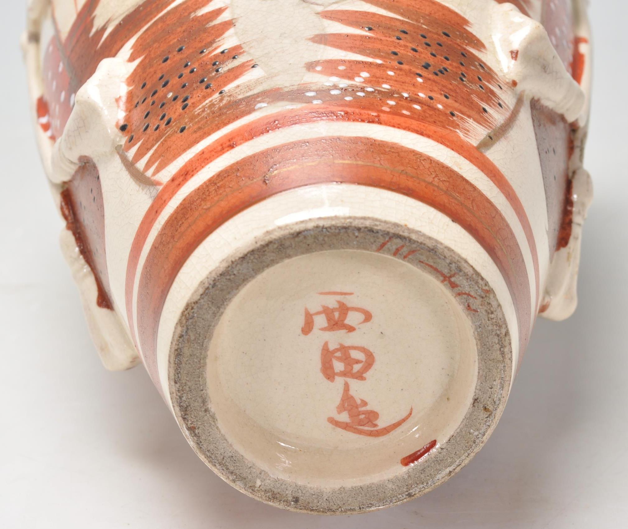 A late 19th / early 20th Century Japanese vase hand decorated in red and white with male figures - Image 7 of 7