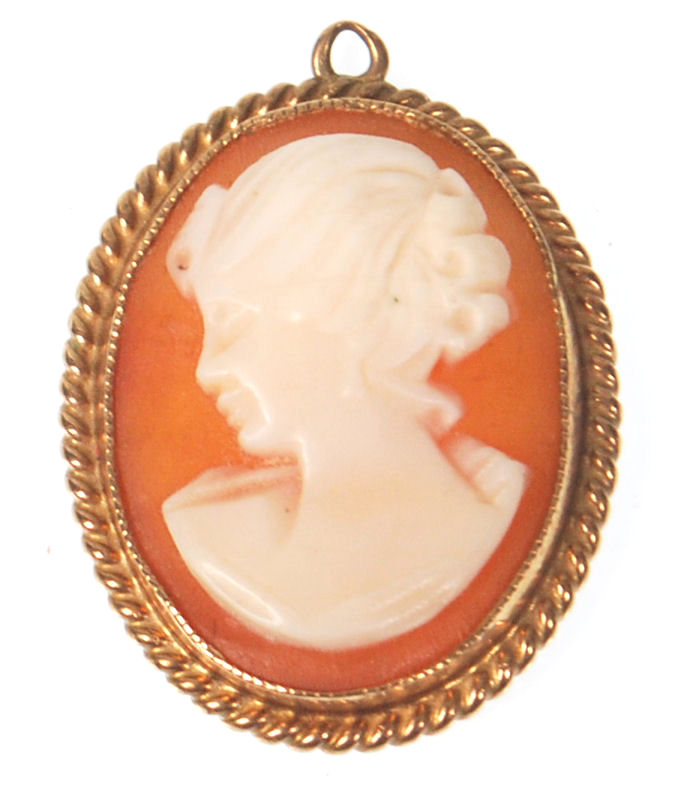 A vintage 9ct gold mounted cameo pendant necklace having a rope twist gold surround. Hallmarked - Image 2 of 7